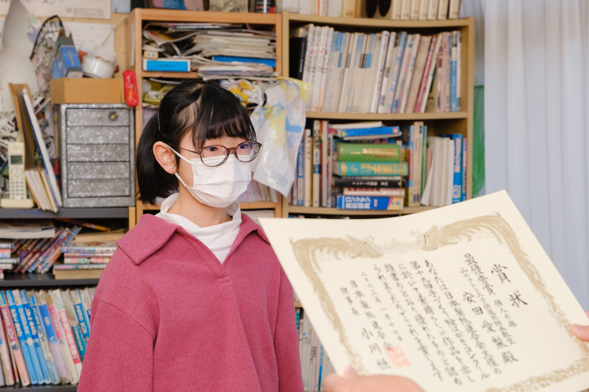 賞状を受け取る安田さん