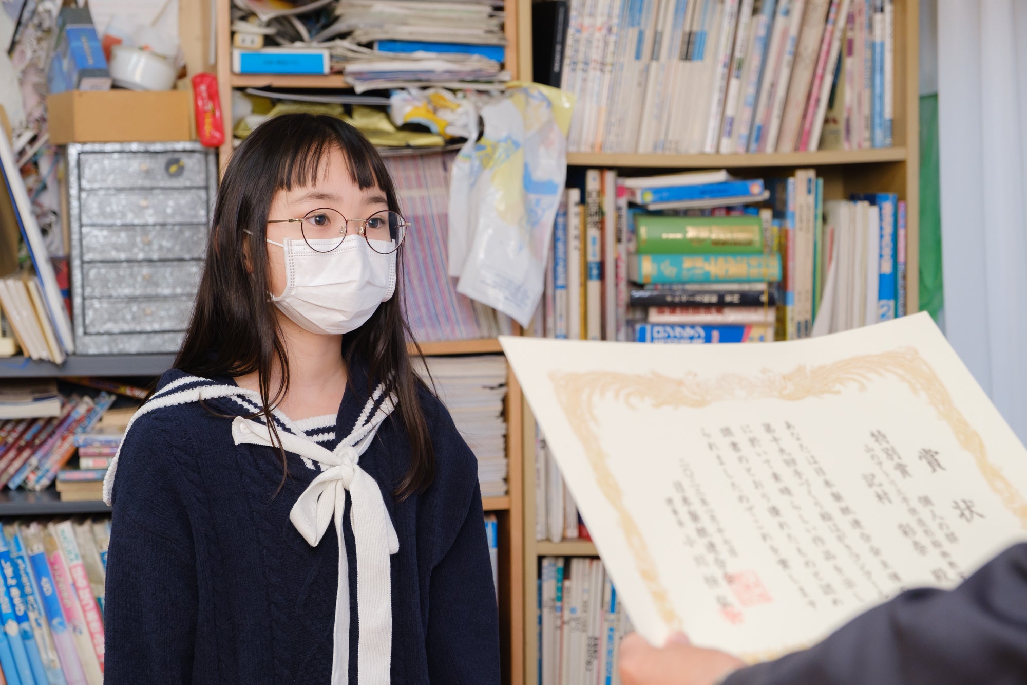 賞状を受け取る記村さん