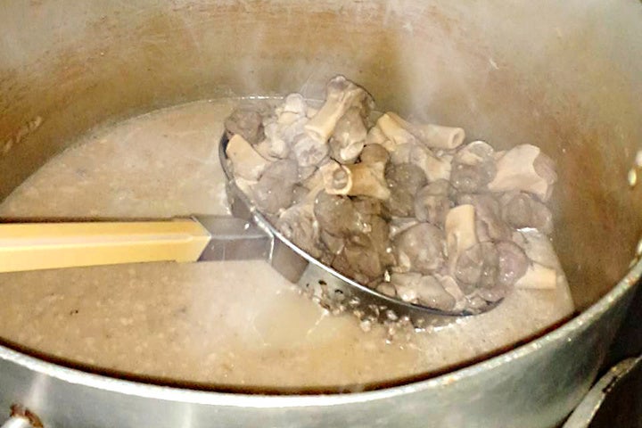 18時間以上炊いて仕上げる豚骨スープ