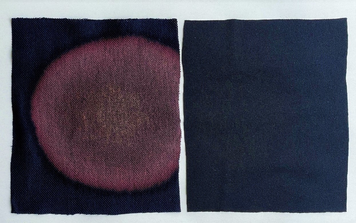 【同量の家庭用塩素系漂白剤原液を使用】左：綿50％、ポリエステル50％の一般的なカノコ素材  右：今回のポロシャツに使用している原着ポリエステル素材  （色落ちに対しての実験です。漂白剤の原液をかけることは生地自体を傷める原因になりますのでお避け下さい）