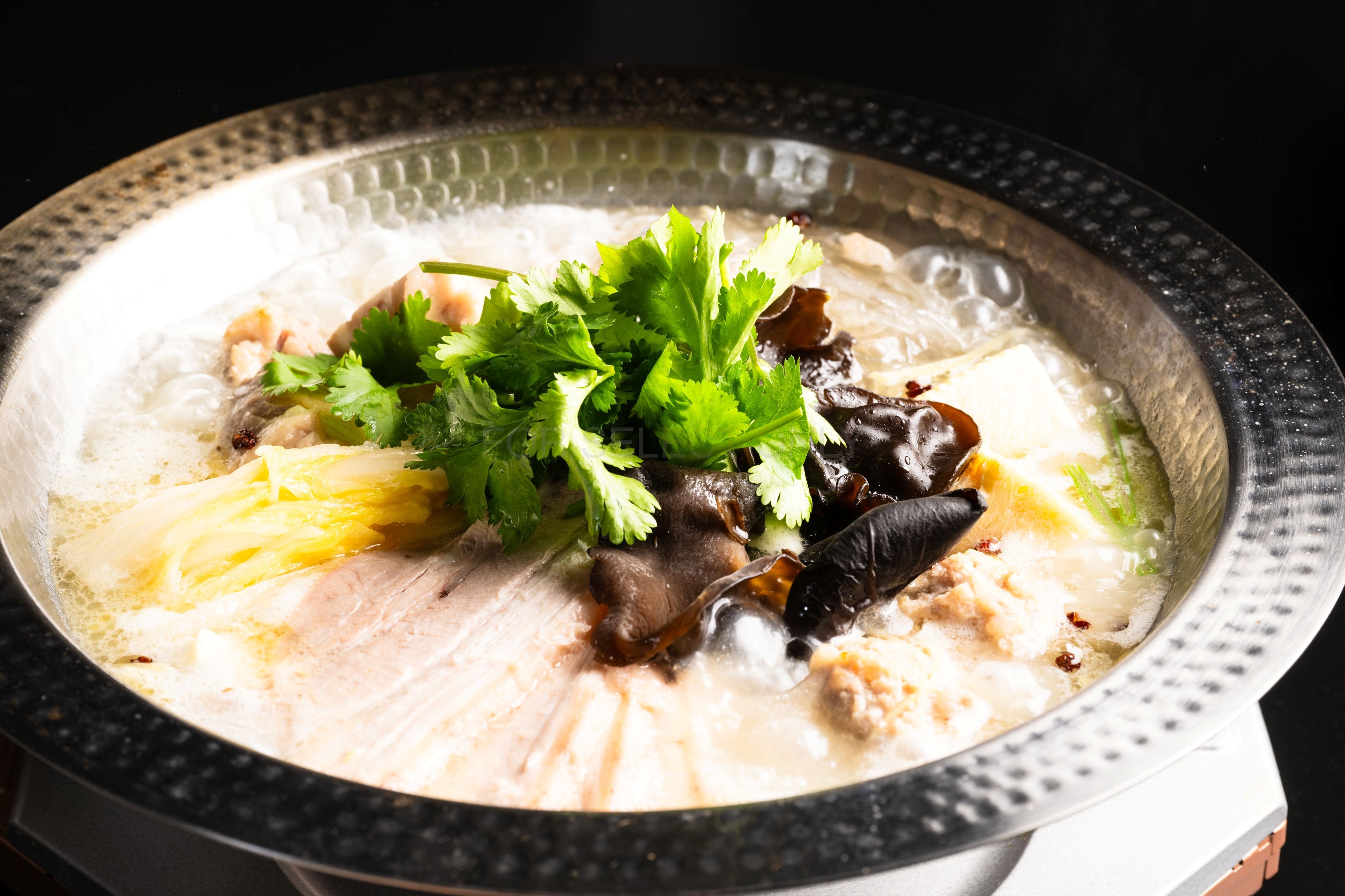 虎萬元 冬の名物「発酵白菜鍋」が進化。