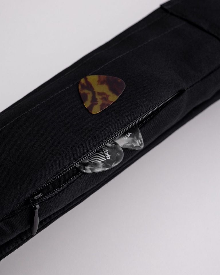 ピックは20~30枚収納できます。