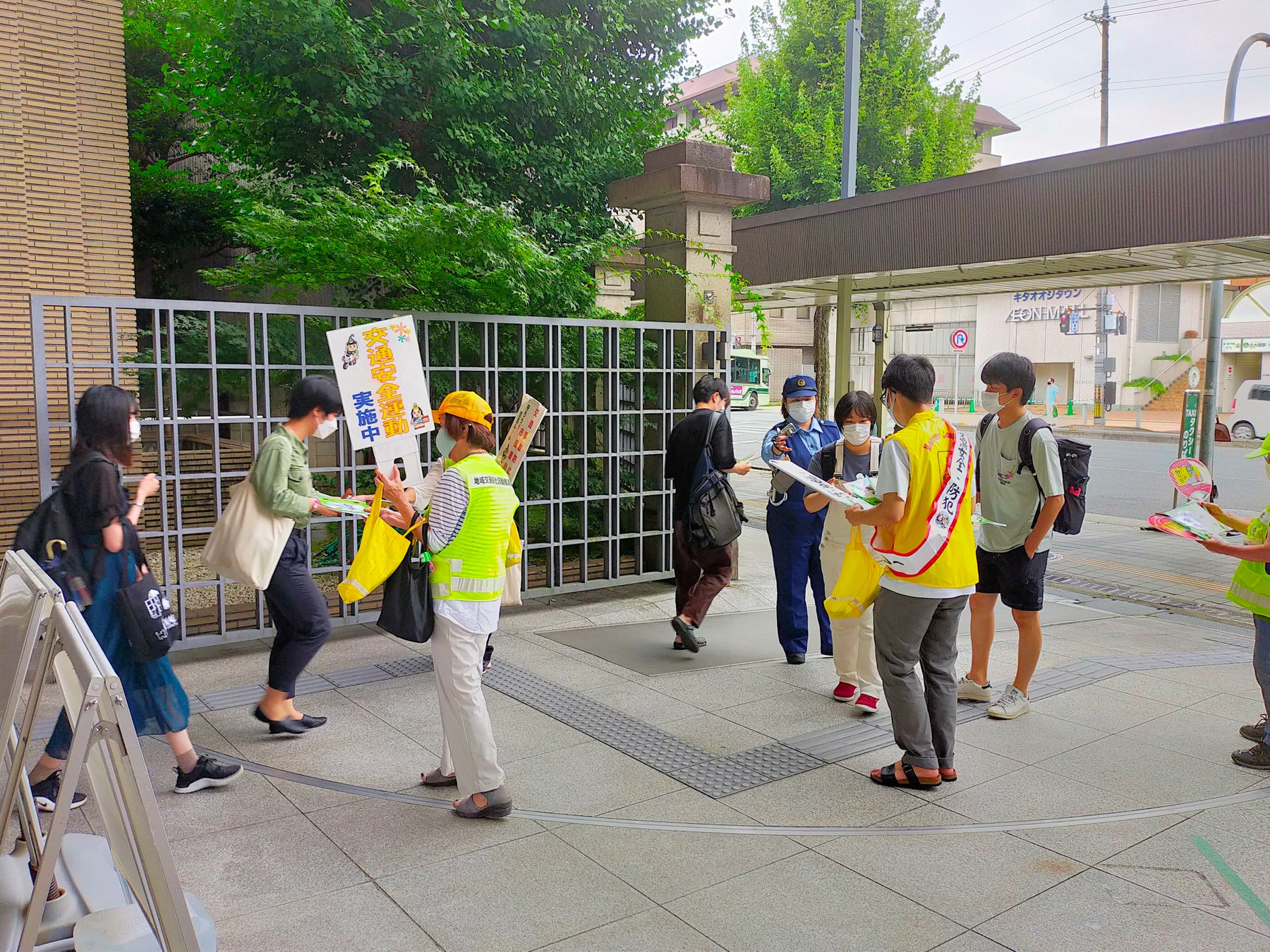 活動の様子(大谷大学 北門付近)