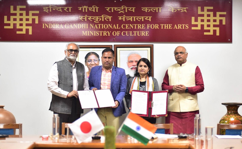 （調印式）右から1人目 ICCR ヴィナイ・サハスラブッディ長官  右から2人目 大谷大学 ダシュ ショバ ラニ教授 右から3人目 NMM アニルバン・ダシュ所長 右から4人目 IGNCA S.N.ジョシ事務局長