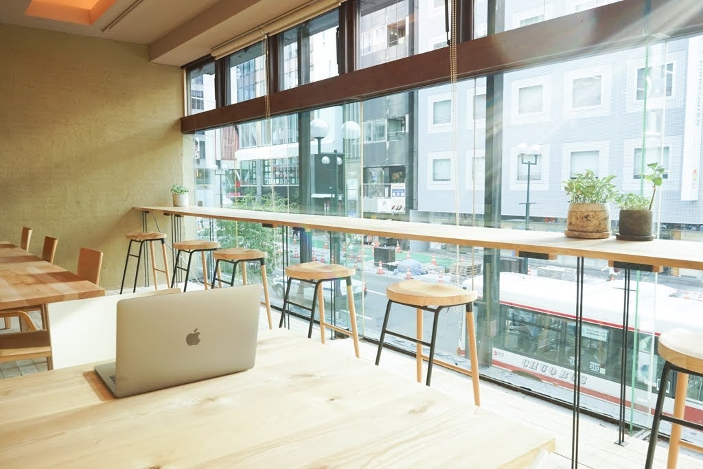 土壁は野田左官店、机は下川より。西日が気持ち良く差し込みます。