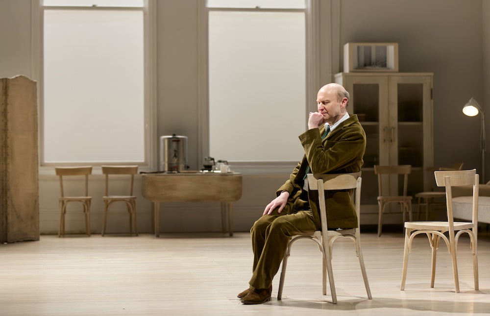 NTLive『ザ・モーティヴ&ザ・キュー』 ©️ Mark Douet