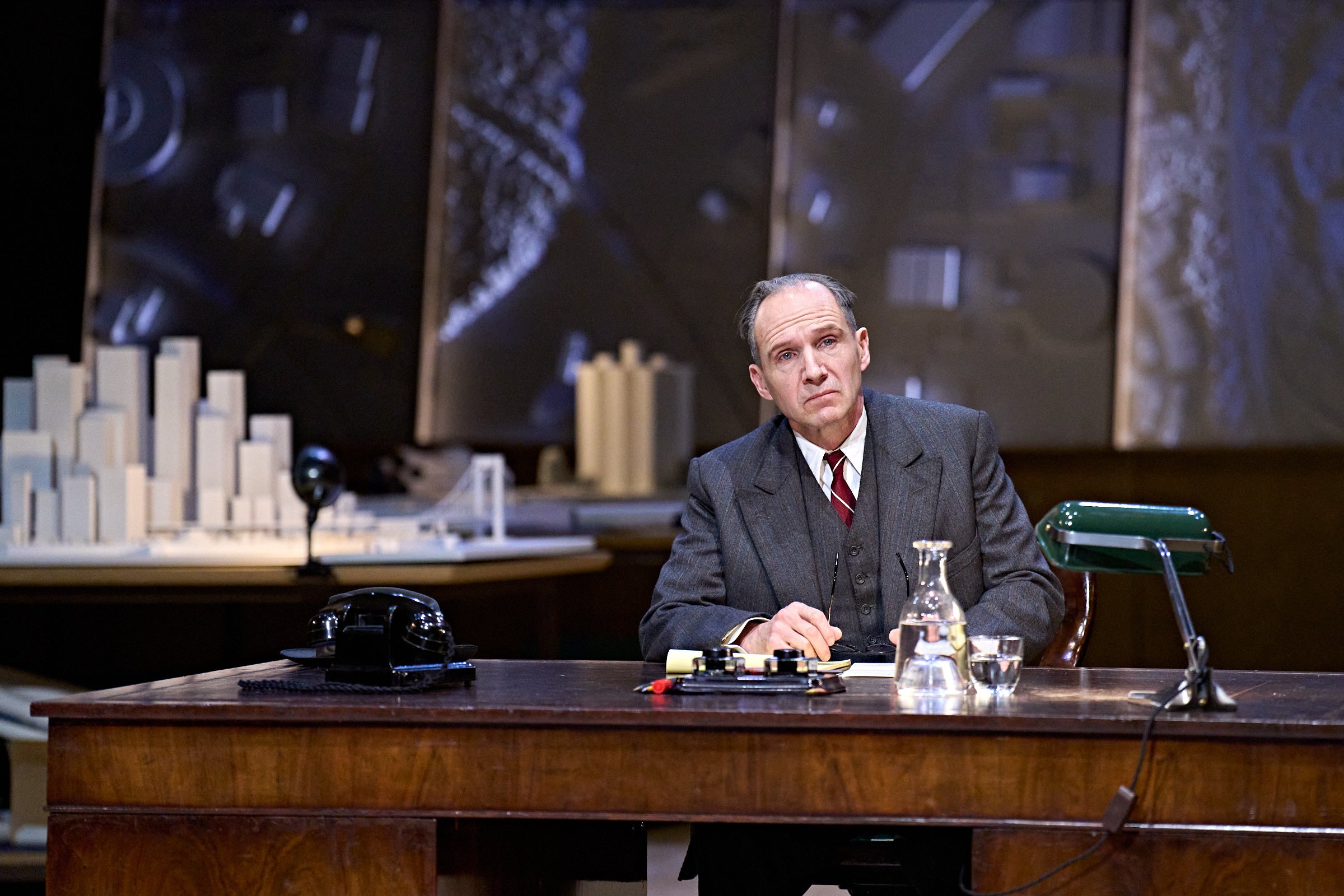 2022 NTLive「ストレイト・ライン・クレイジー」 ©️ Manuel Harlan