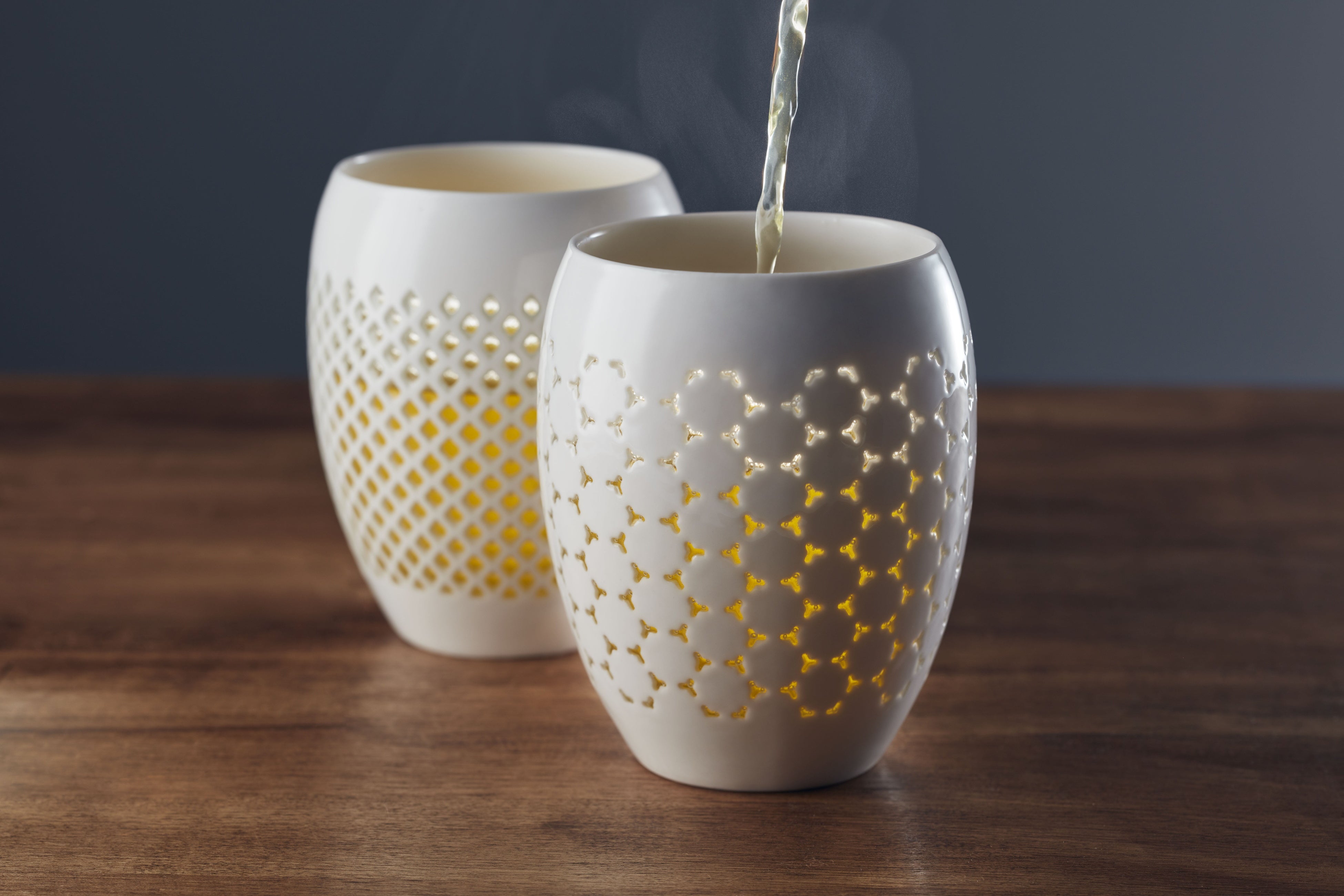 しずく彫り　飲み物を注いで