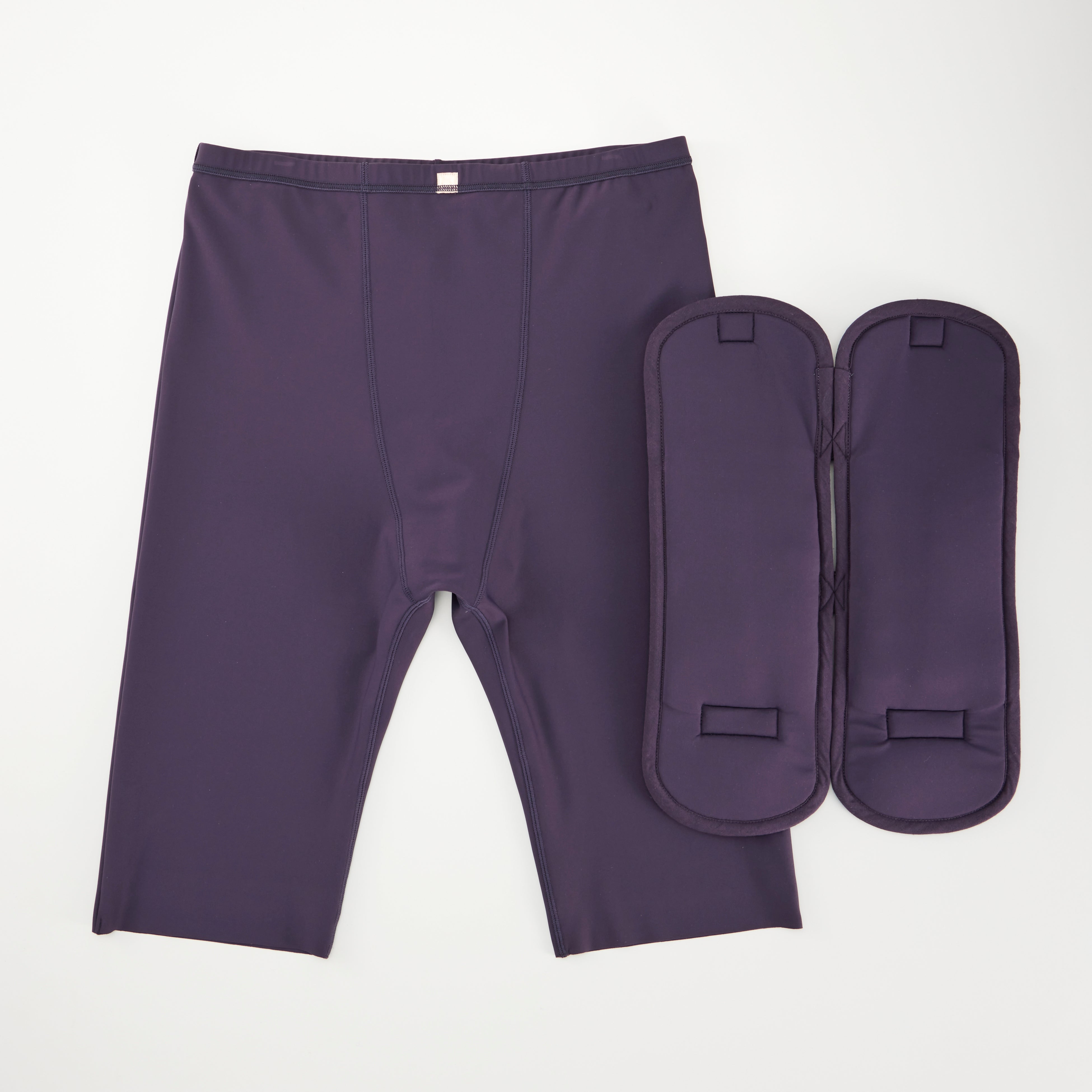 スパッツとパッドがセットに。色：すみれいろ