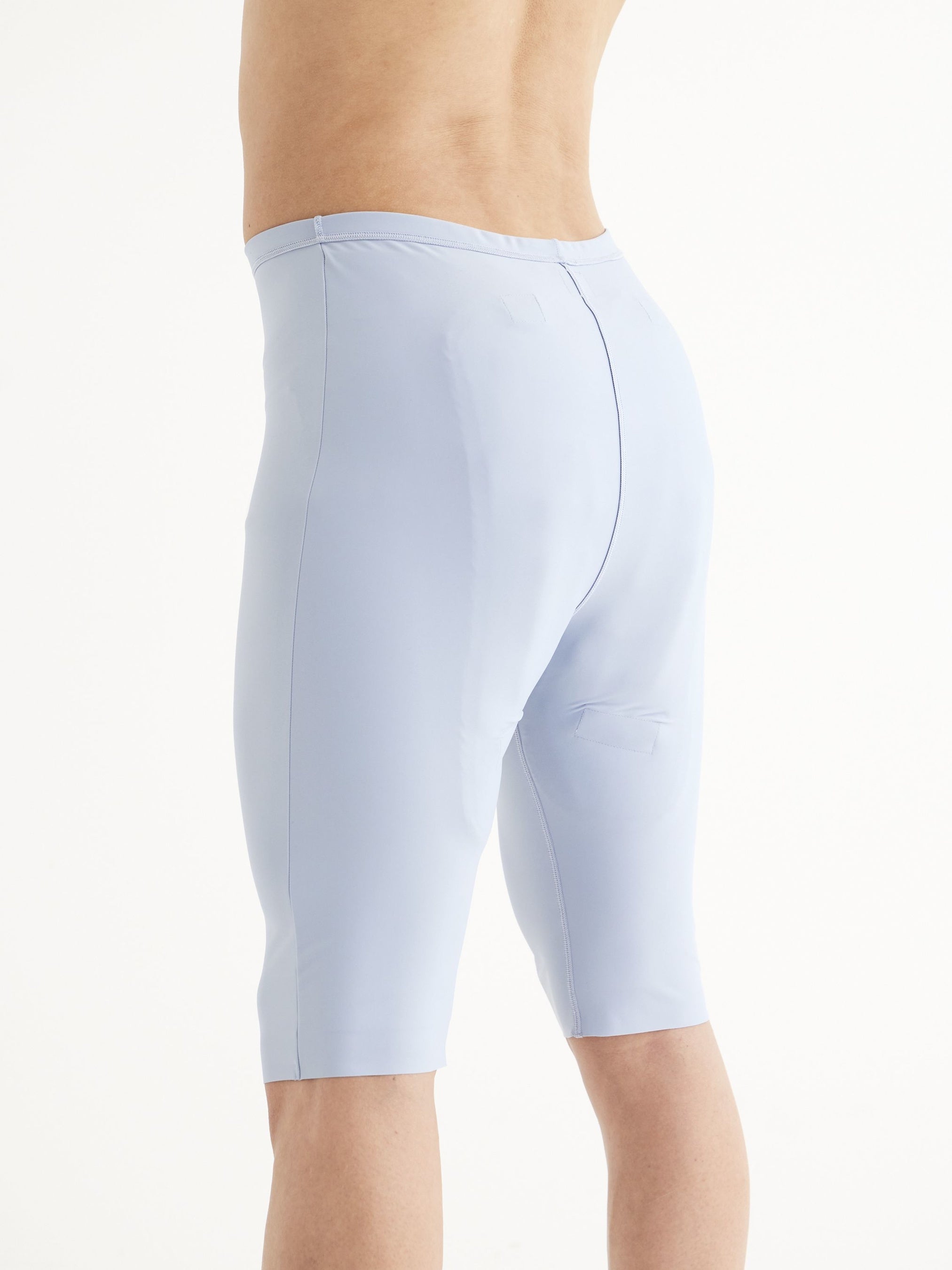 スパッツにパッドが入り、お尻に当たっている状態　男性用　色：グレー