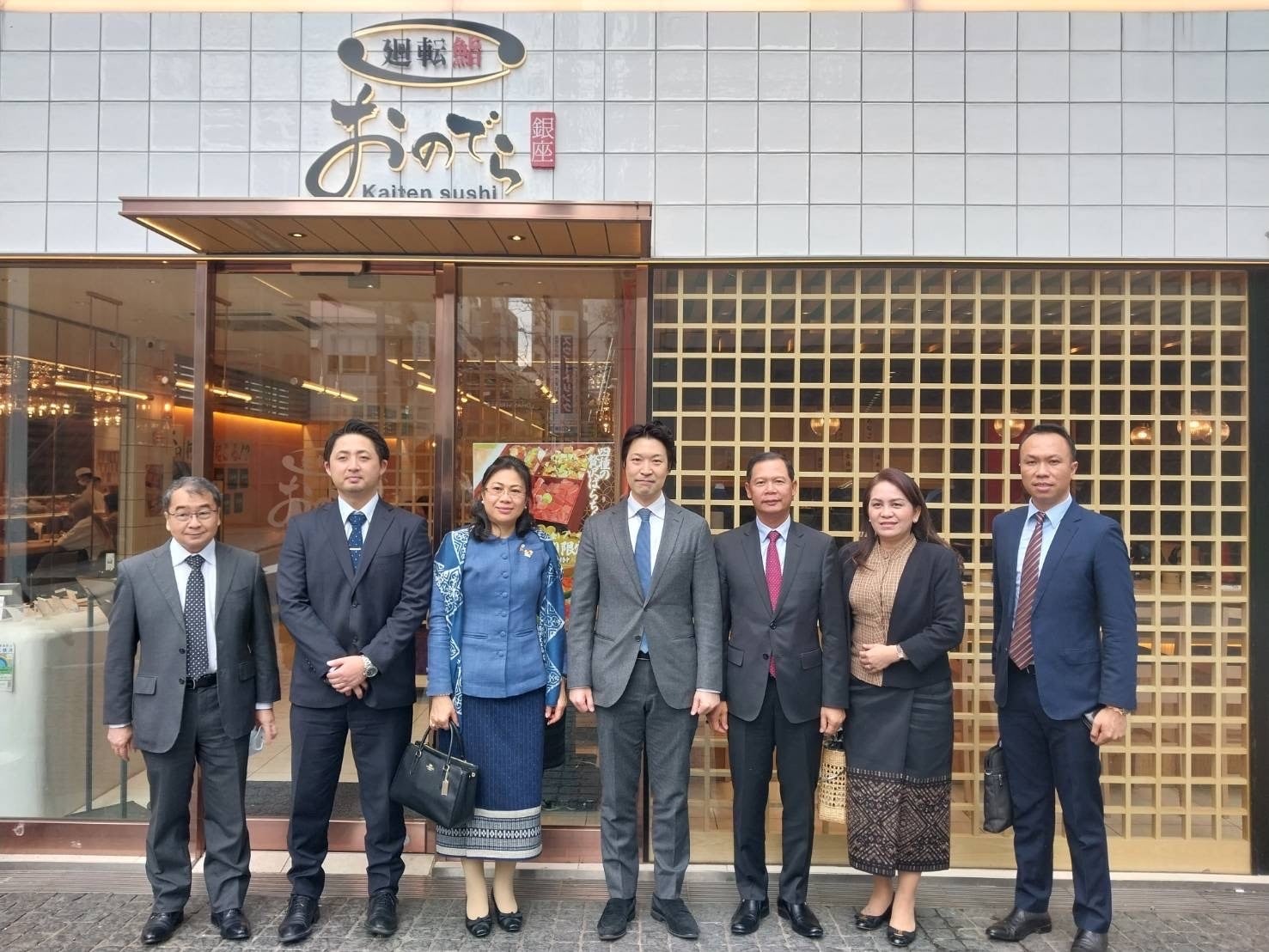 ※ONODERA GROUP子会社が運営する「廻転鮨 銀座おのでら本店」にて昼食会の様子