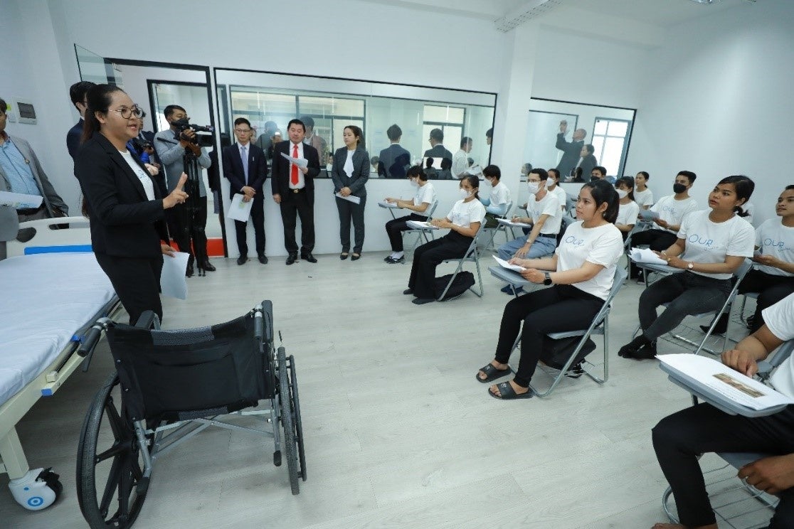 【介護授業実演の様子】