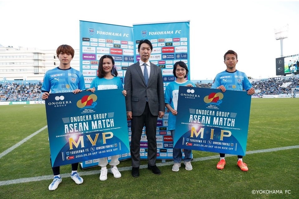 ■代表取締役 加藤（中央）と外国人社員がセレモニーに参加した様子