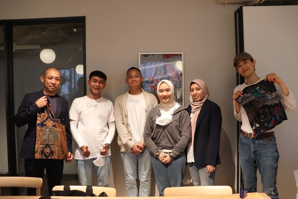 ■ご担当者様へ「バティック」（インドネシアの伝統的な染め布）をプレゼントする様子