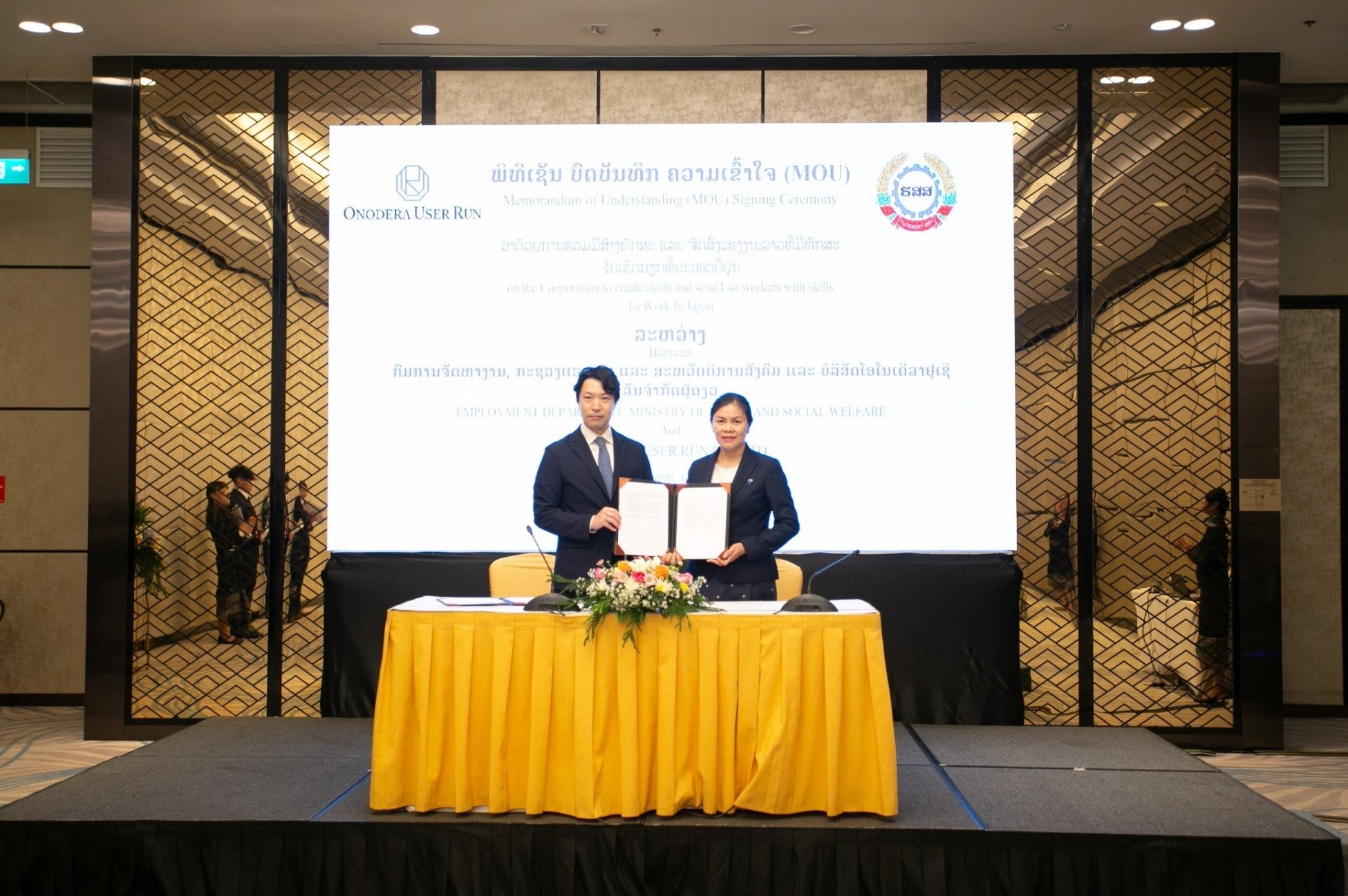 ■ラオス労働社会福祉省との基本合意文書締結(左から、弊社代表取締役社長 加藤 順、ラオス労働社会福祉省 Anousone雇用担当局長)