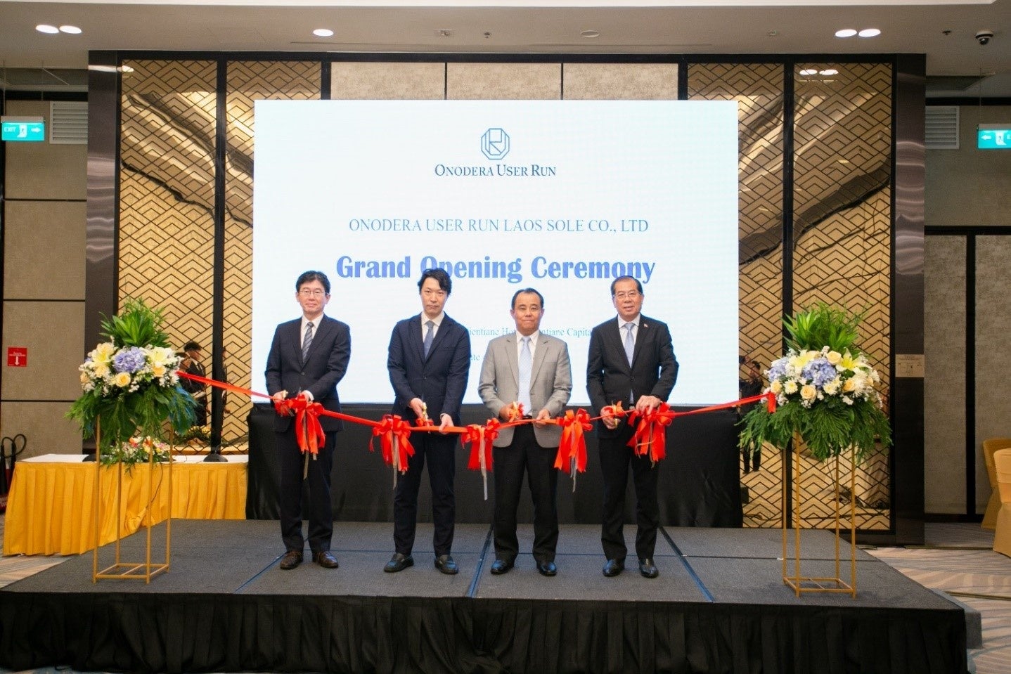 ■セレモニー時テープカットの様子(左から、小林 賢一 在ラオス日本国大使、弊社代表取締役社長 加藤 順、ラオス労働社会福祉省 ポンサイサック インタラート副大臣、ラオス外務省 ヴィロート スンダラー アジア太平洋局長)