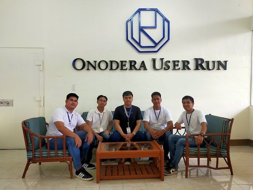 ■担当教員（中央）、合格した学生（左右より２名づつ）