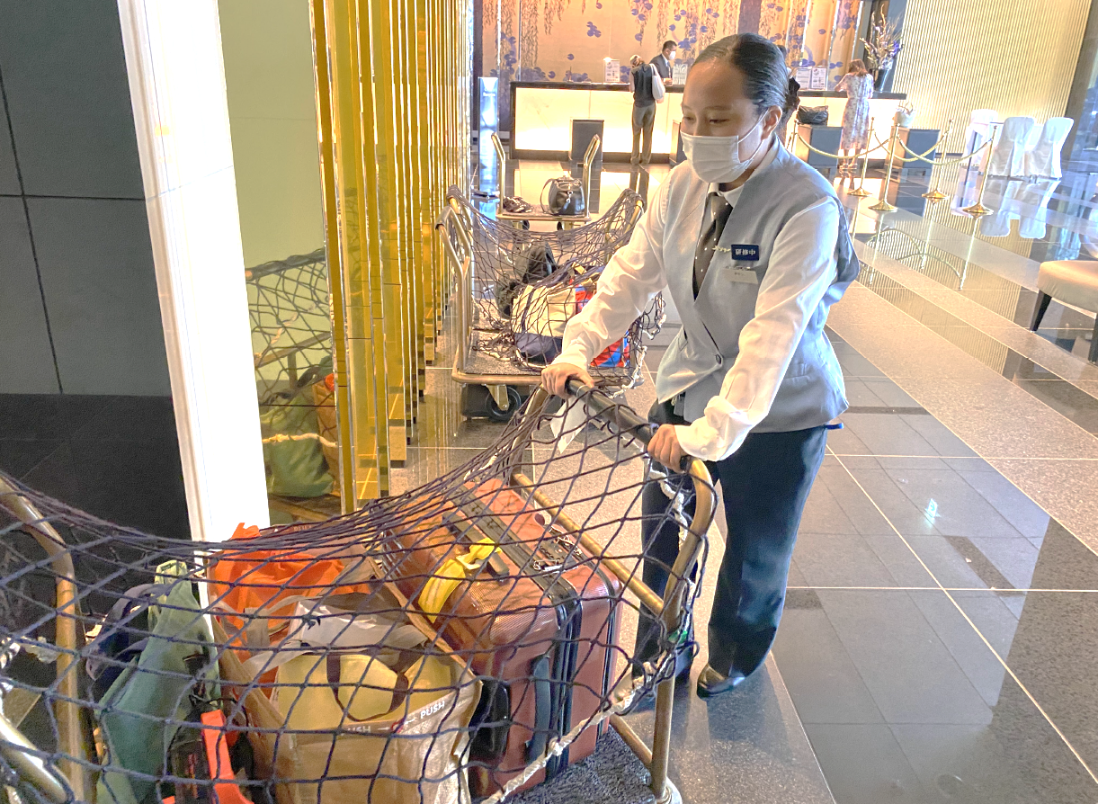 ■宿泊施設で働く様子（ベル担当）