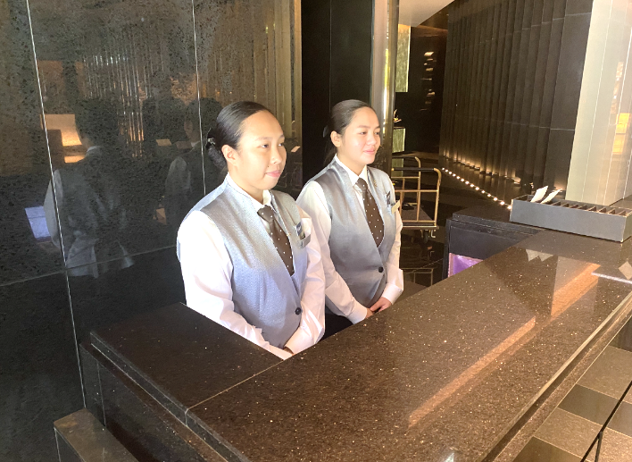 ■宿泊施設で働く様子（フロント業務）