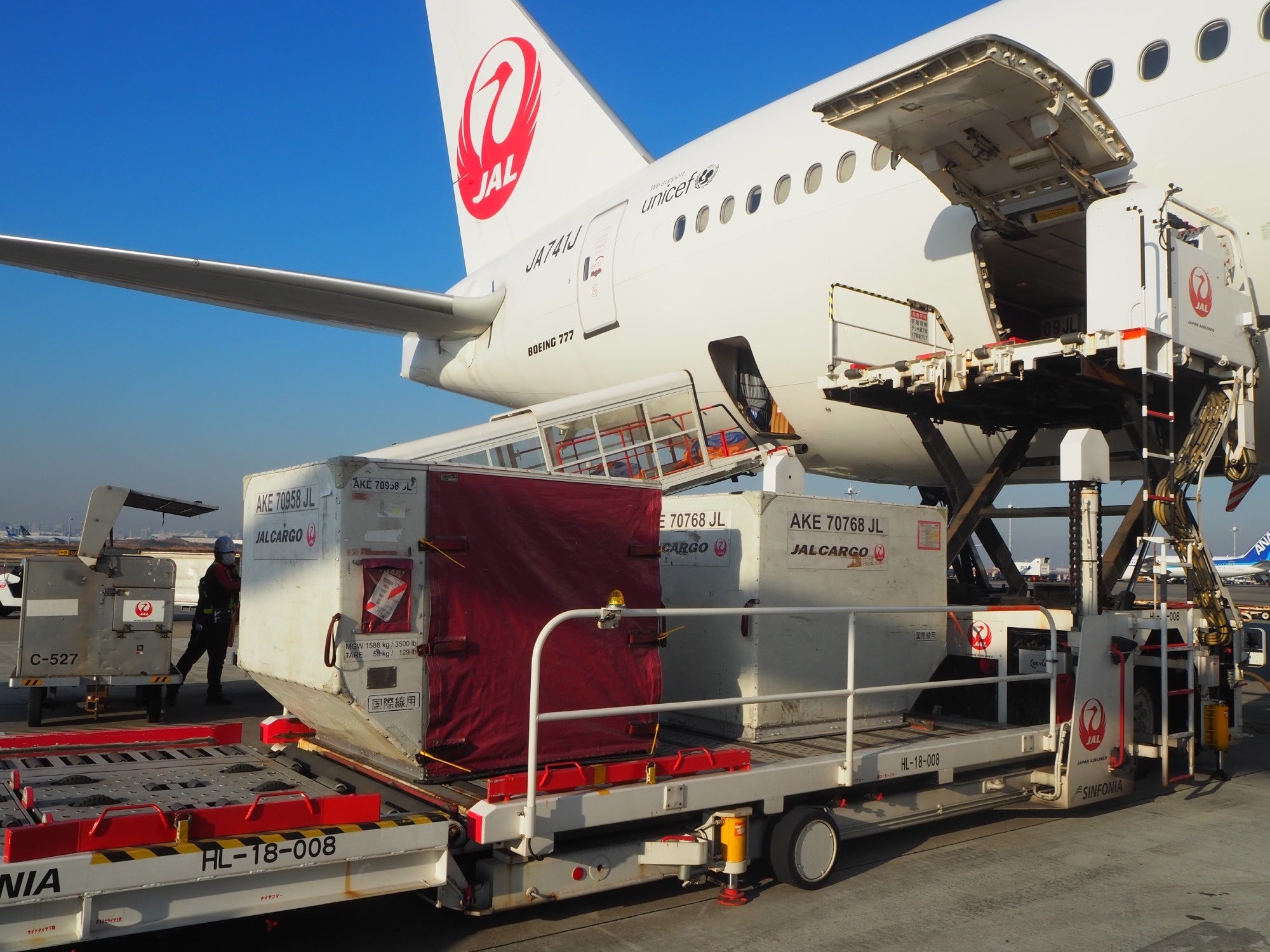 ■航空機への貨物搭載の様子