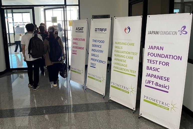 ■タイの試験会場に入る様子