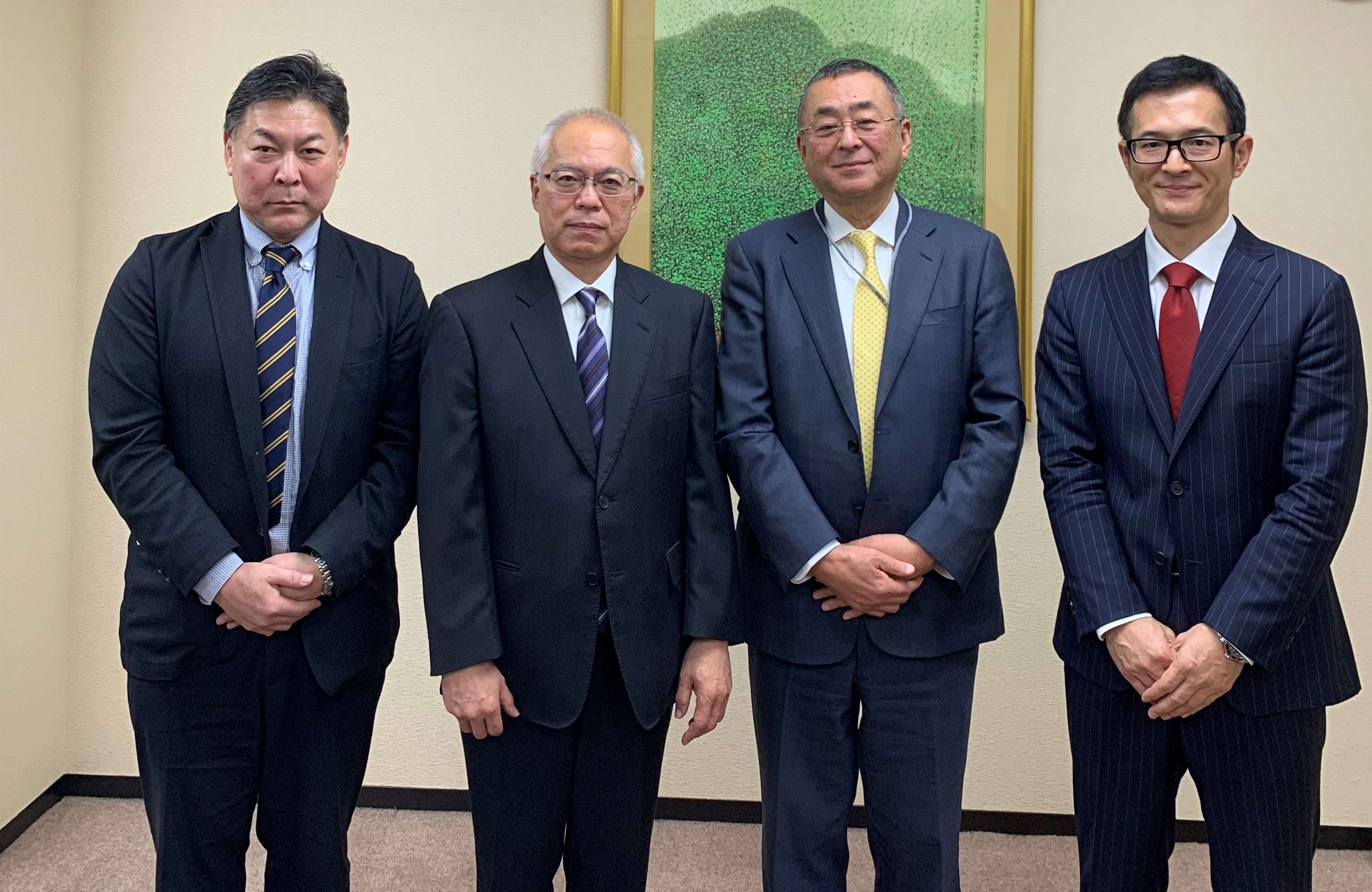 （左から、当機構の渡邉、石原伸浩氏、榎本伸二氏、当機構代表の吉川） 