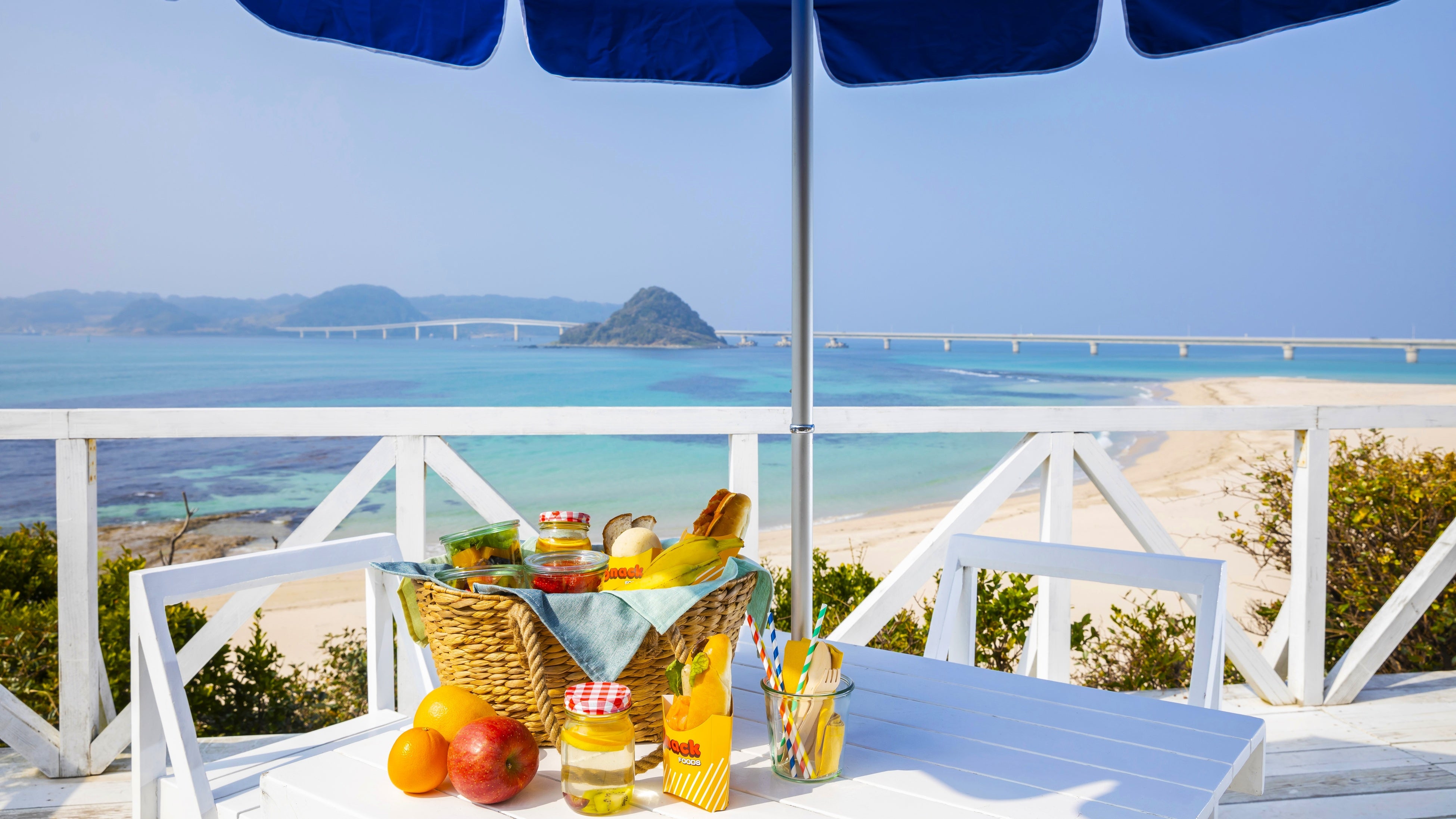 バスケットにお好きな料理を入れてテラスでお食事