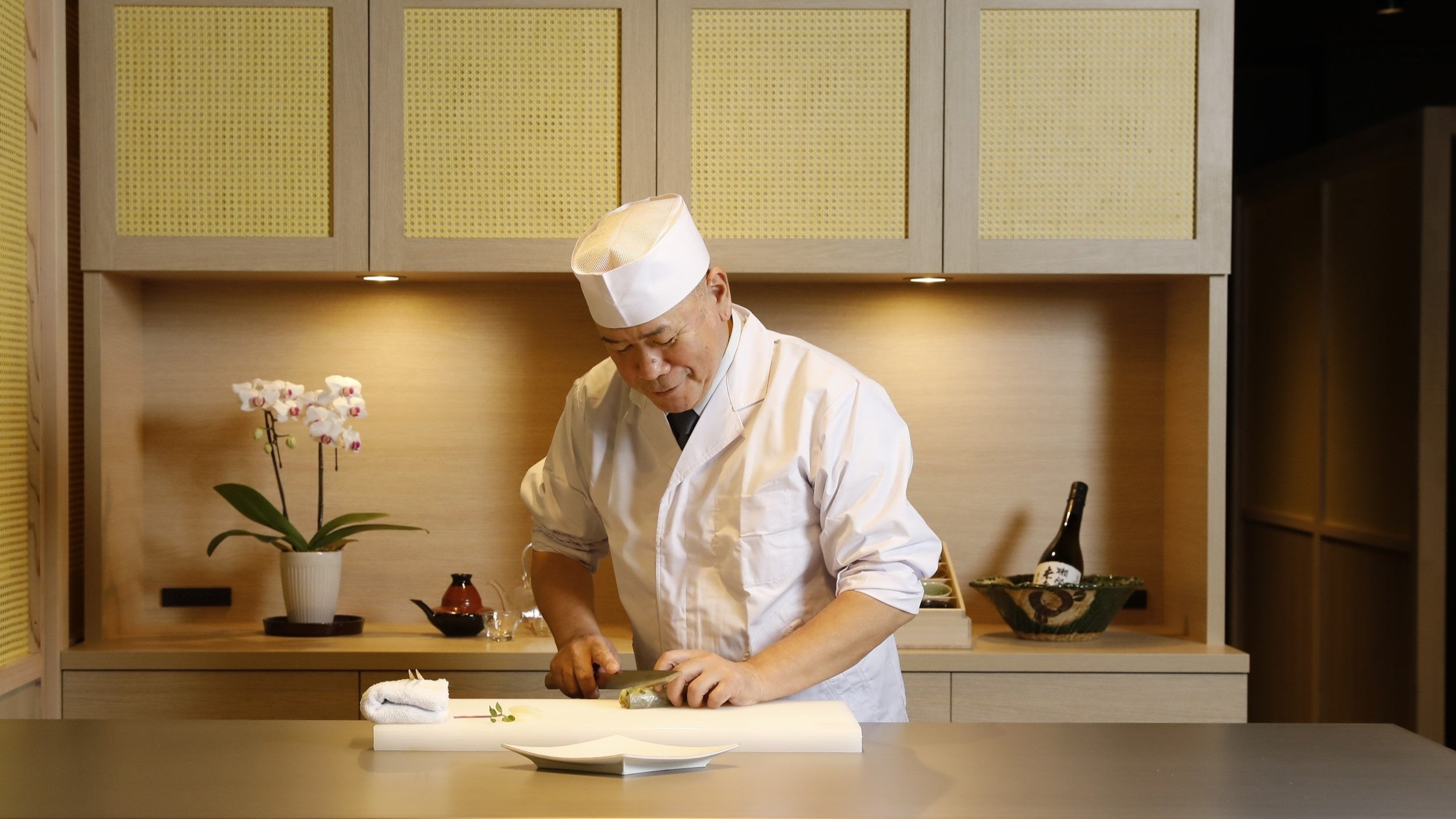 料理人がお客様の目の前で腕をふるうライブキッチン　～瑞々しい食材をそのまま皆様のテーブルへお届け～