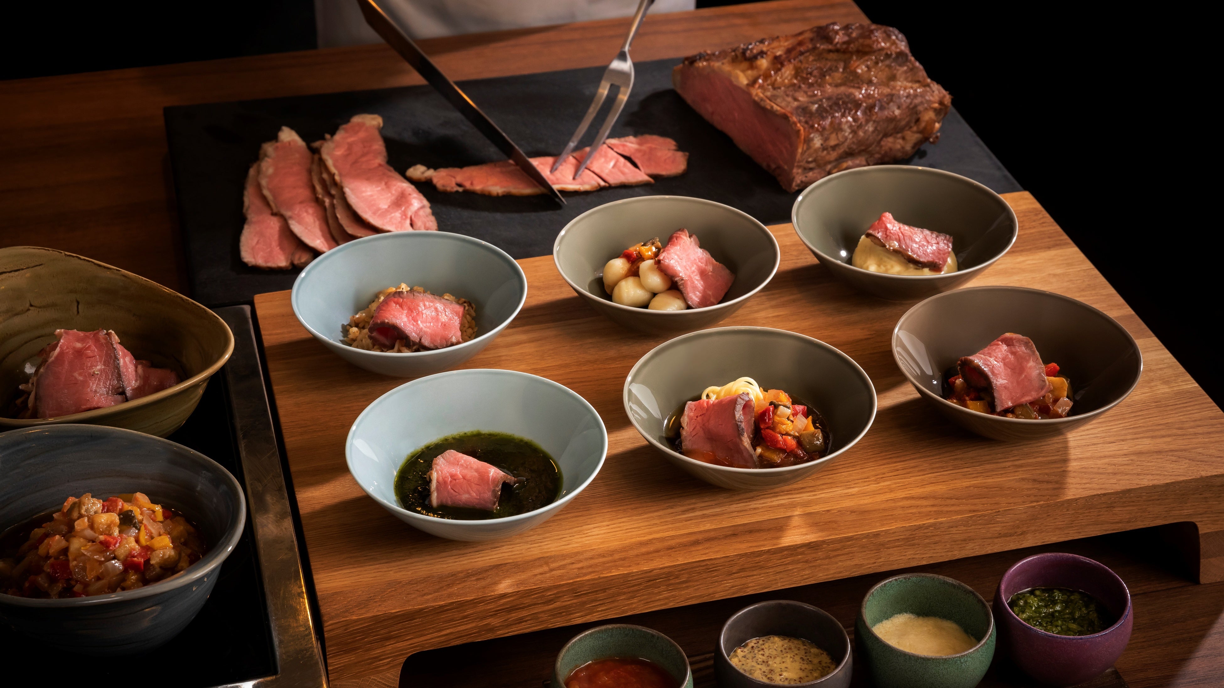 肉厚なのに柔らかくてジューシーなローストビーフをシェフが目の前でカットして提供いたします