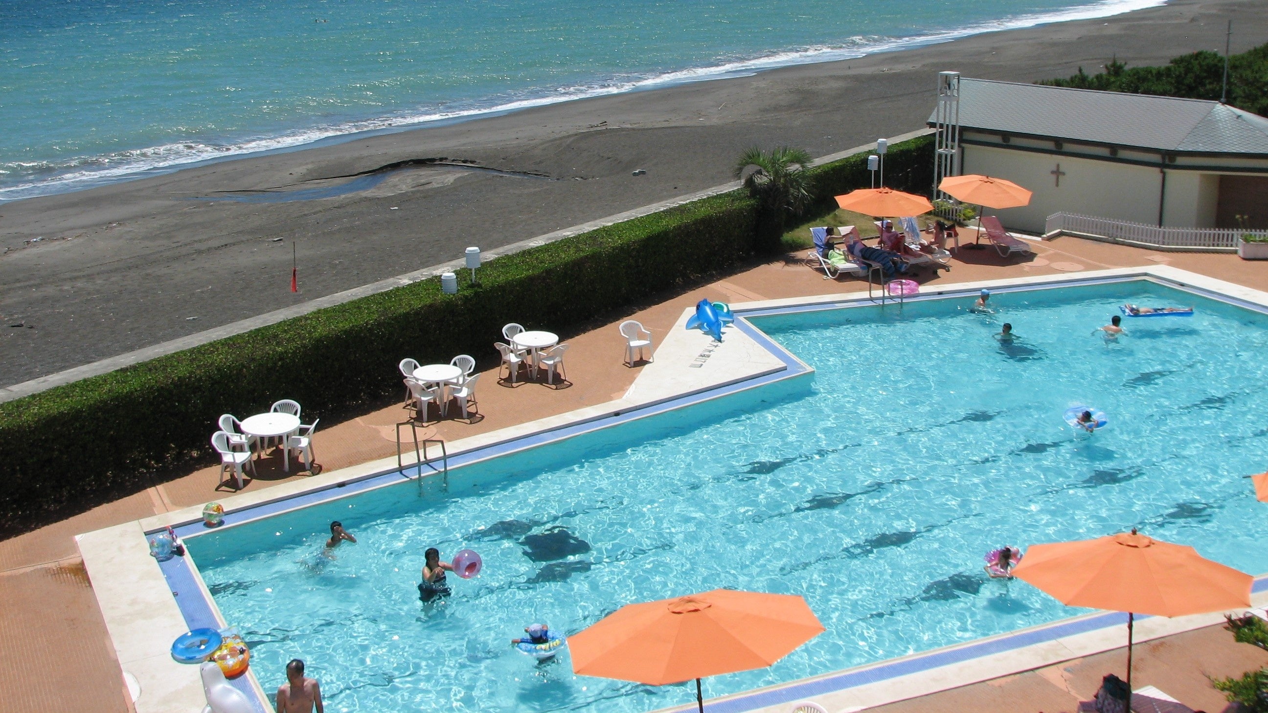 太平洋の大パノラマを目の前に望む屋外プール