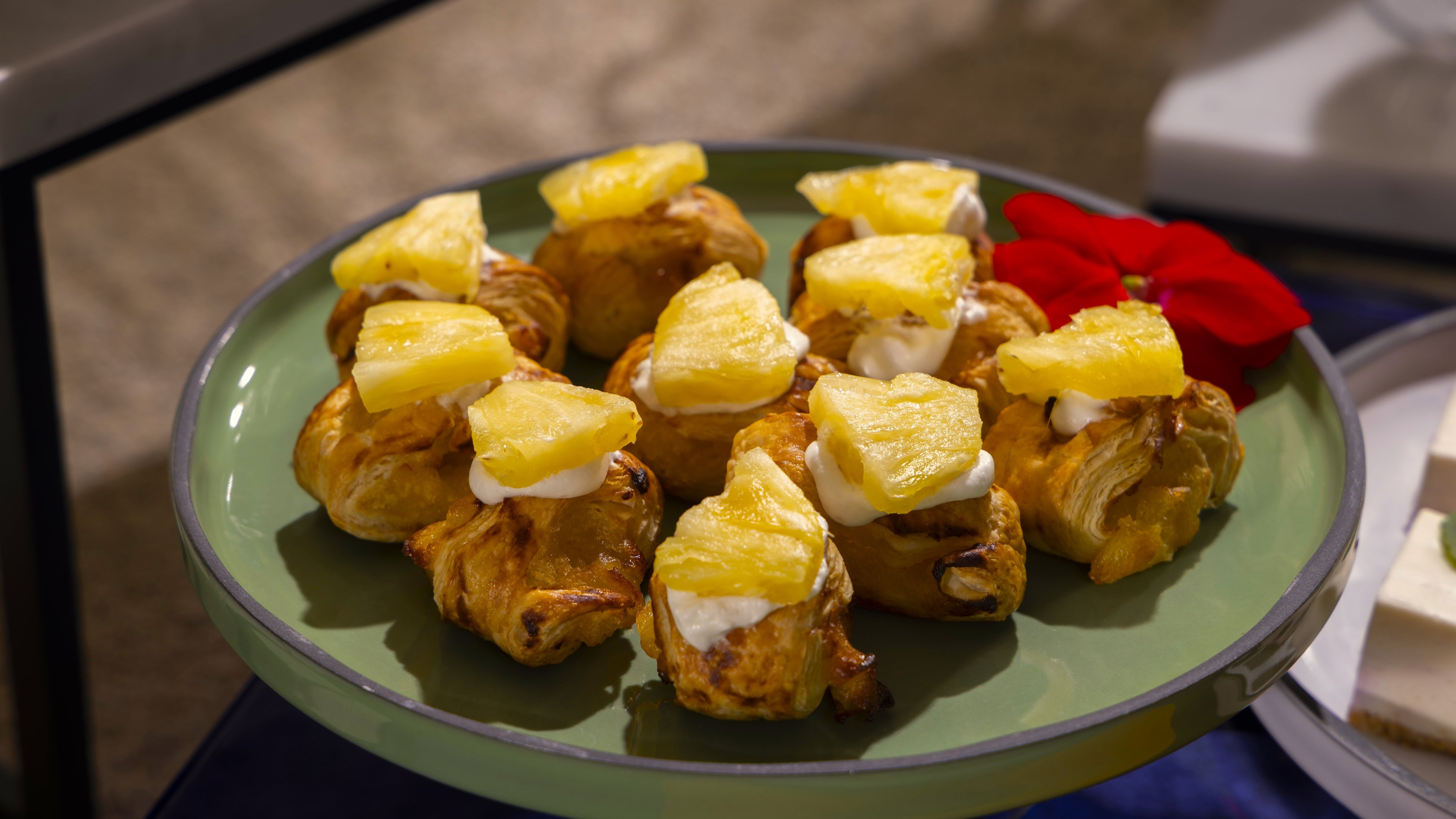 さくさく食感のケーキとジューシーなパイナップル果実が絶妙！南国のリゾート感たっぷりのスイーツ