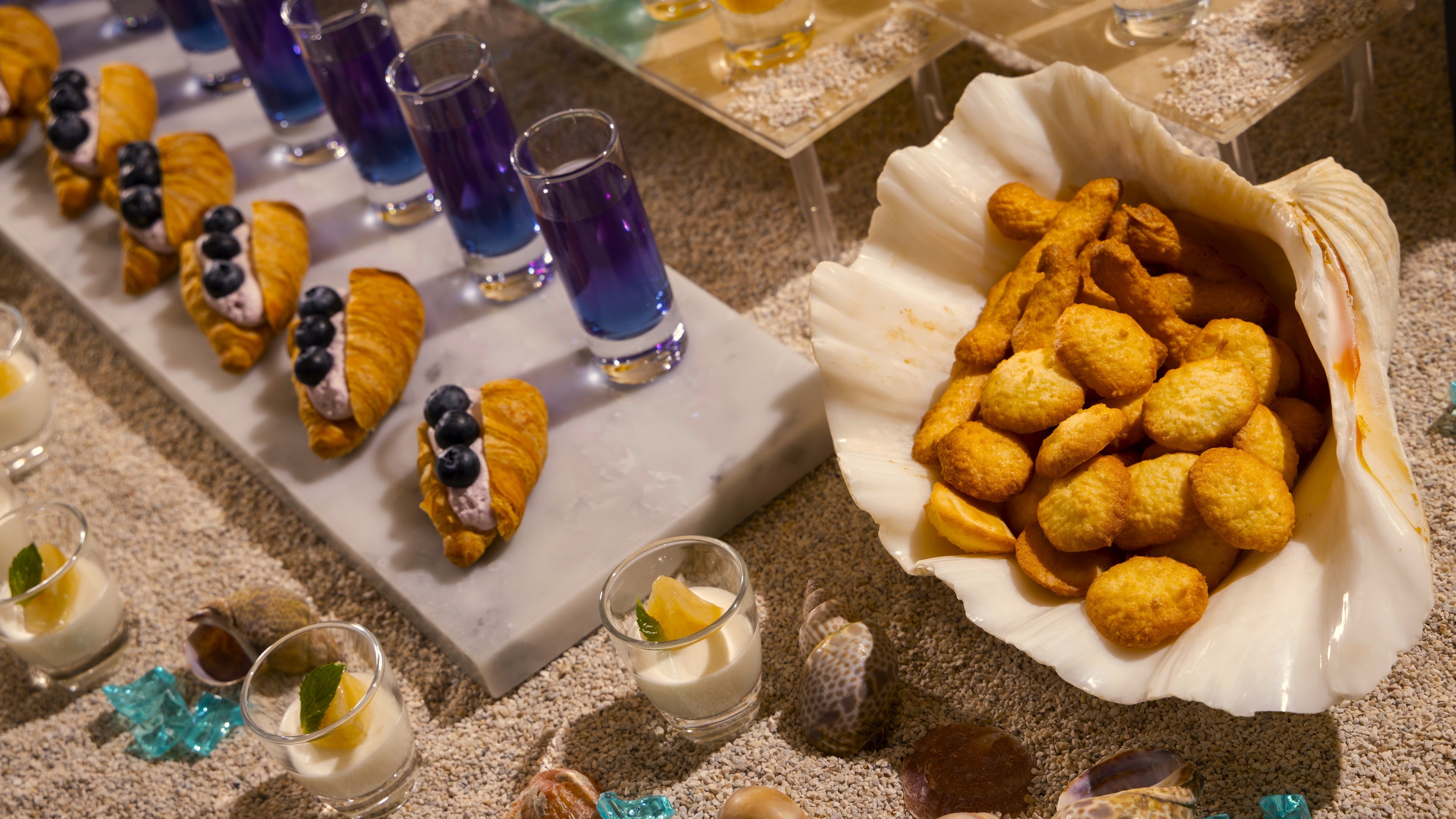 夏をイメージしたデコレーションとともに、彩り豊かなフルーツ＆スイーツの数々をお楽しみいただけます