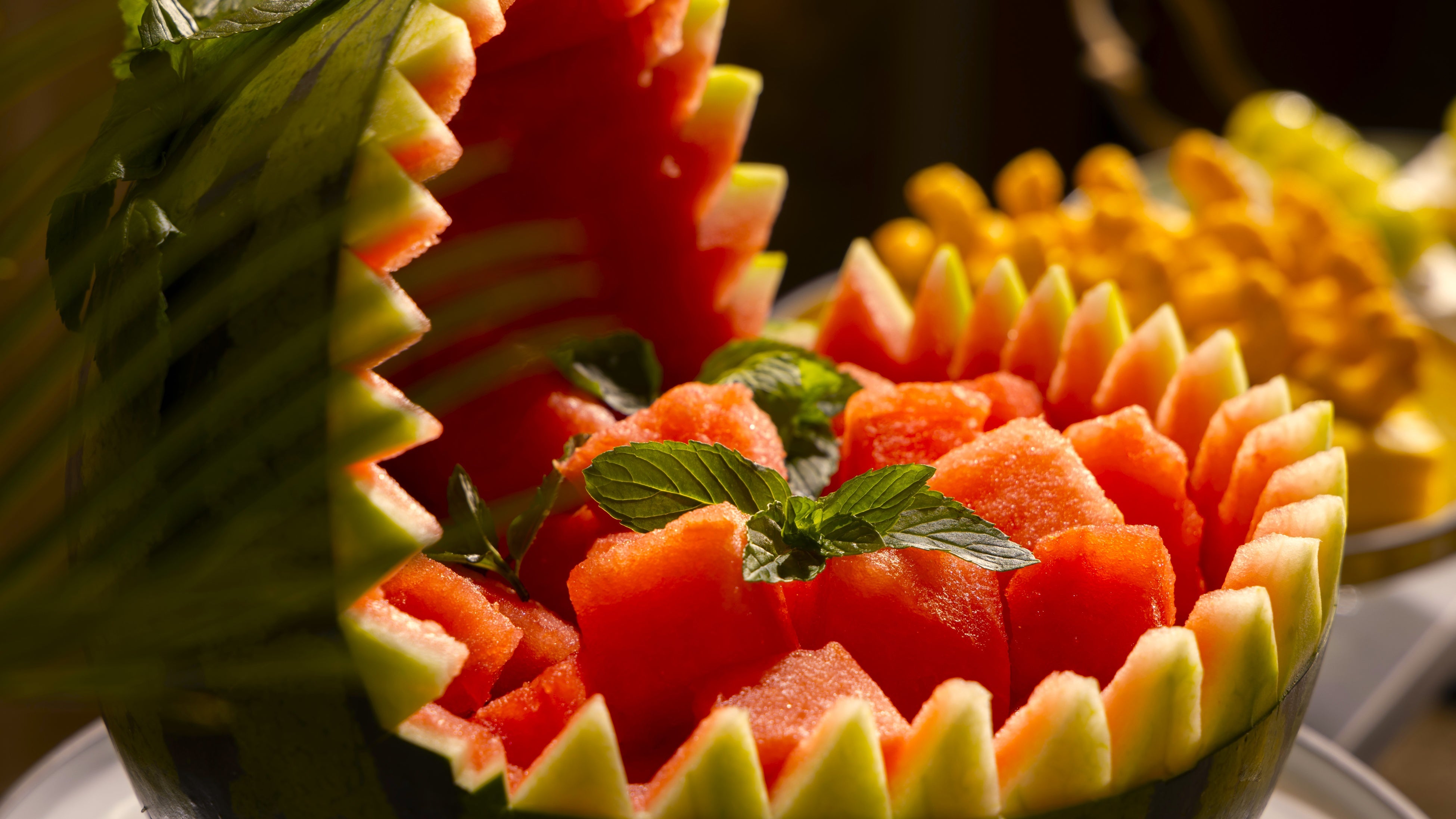 大きなスイカをきれいにカットし、自家製の鴨川塩を添えて「スイカサラダ」へとアレンジ。みずみずしい果肉がお口いっぱいに広がります