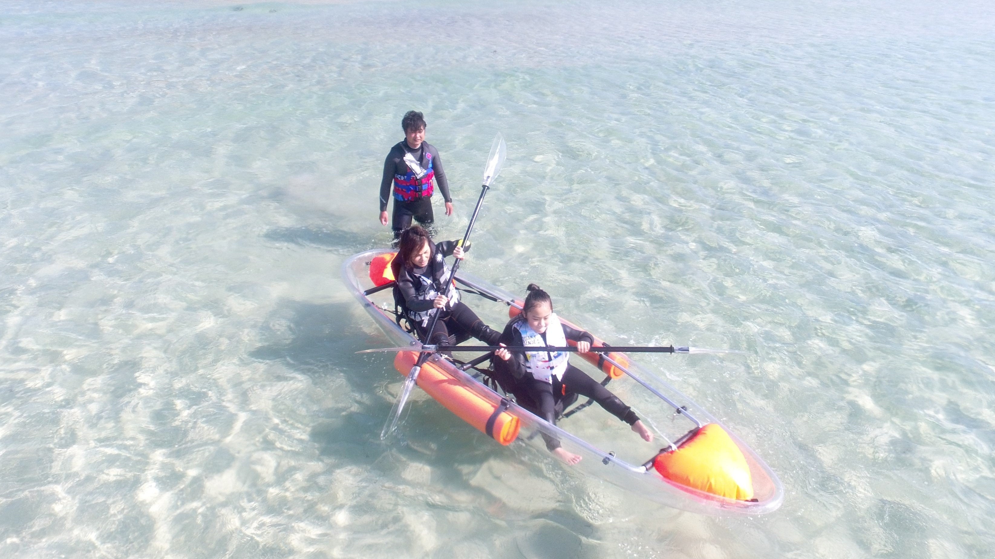 全てがクリアな材質で作られたカヤックでコバルトブルーの海へ繰り出そう(イメージ)