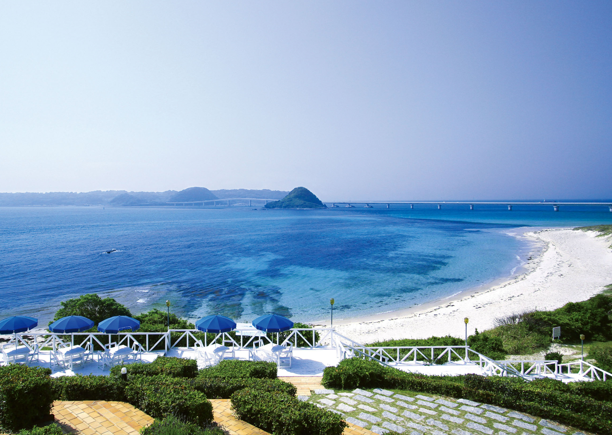 ホテル目の前の白砂のビーチと角島大橋