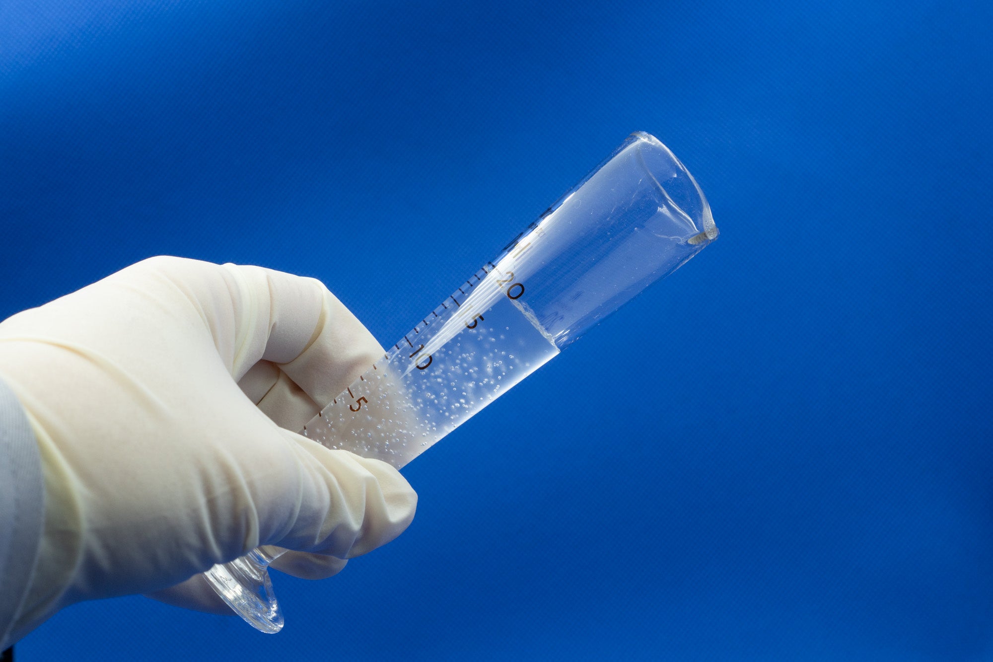 開発品SAPは吸水し、個体化している