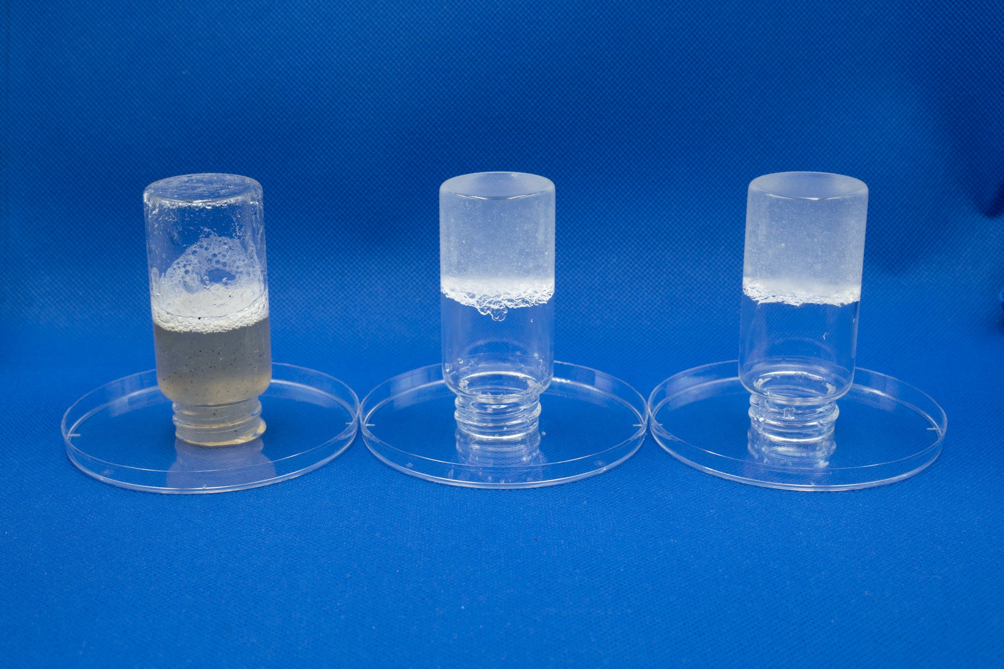 生理食塩水吸水後の様子_他社品(左)・従来品(中)・開発品(右)