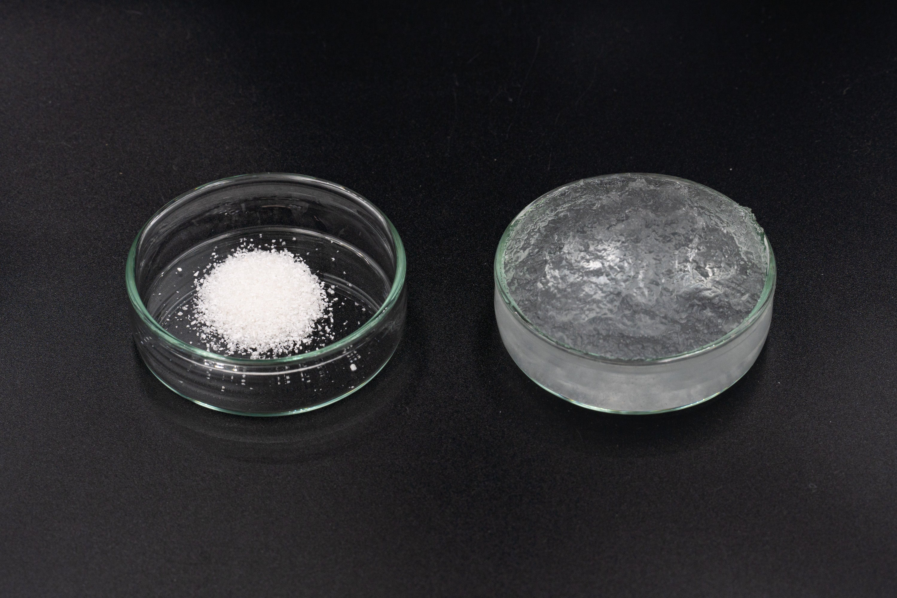 開発品の生分解性SAPの吸水前(左)・吸水後(右)