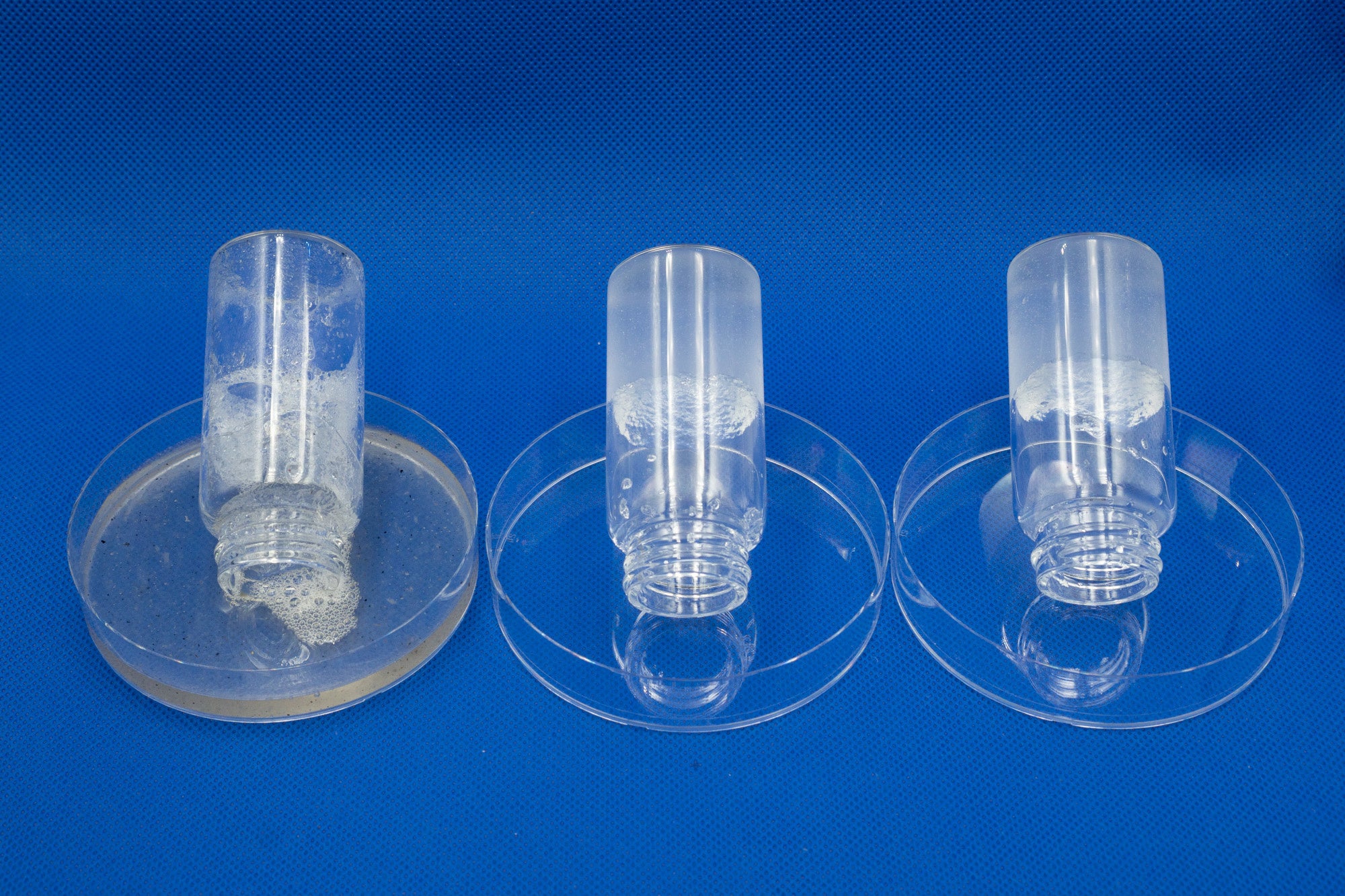 生理食塩水吸水後の様子_他社品(左)・従来品(中)・開発品(右)