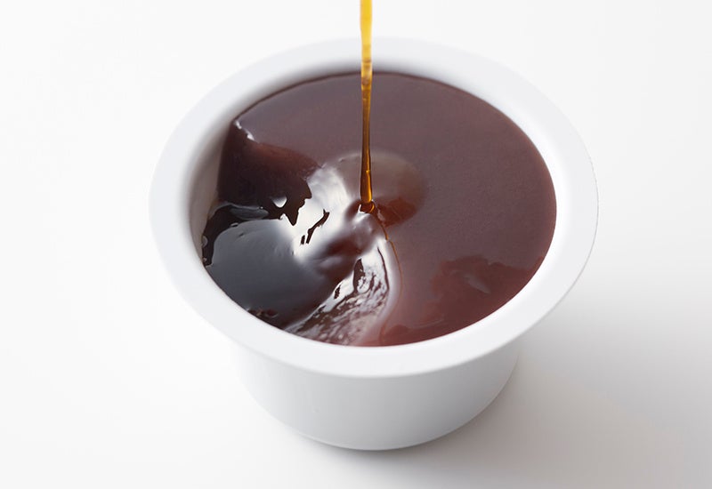 別添えのコーヒーソースをたねや本生羊羹にかけて食べる「ディーン・フジようかん」」