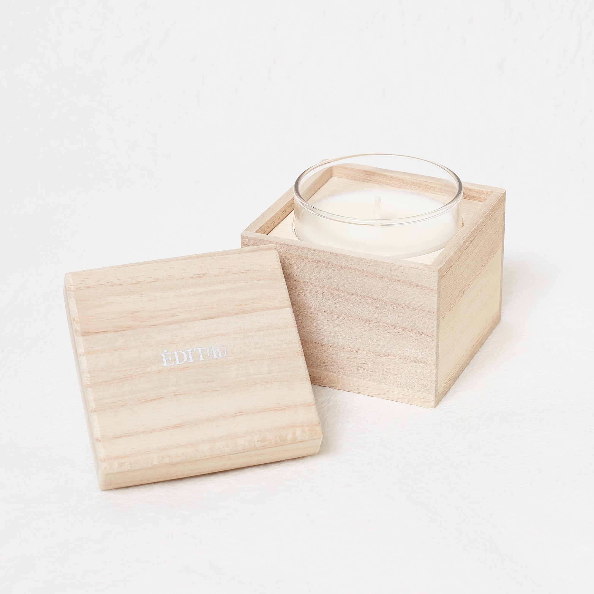 お部屋の雰囲気に合わせて、桐箱に入れて飾ることもできます。