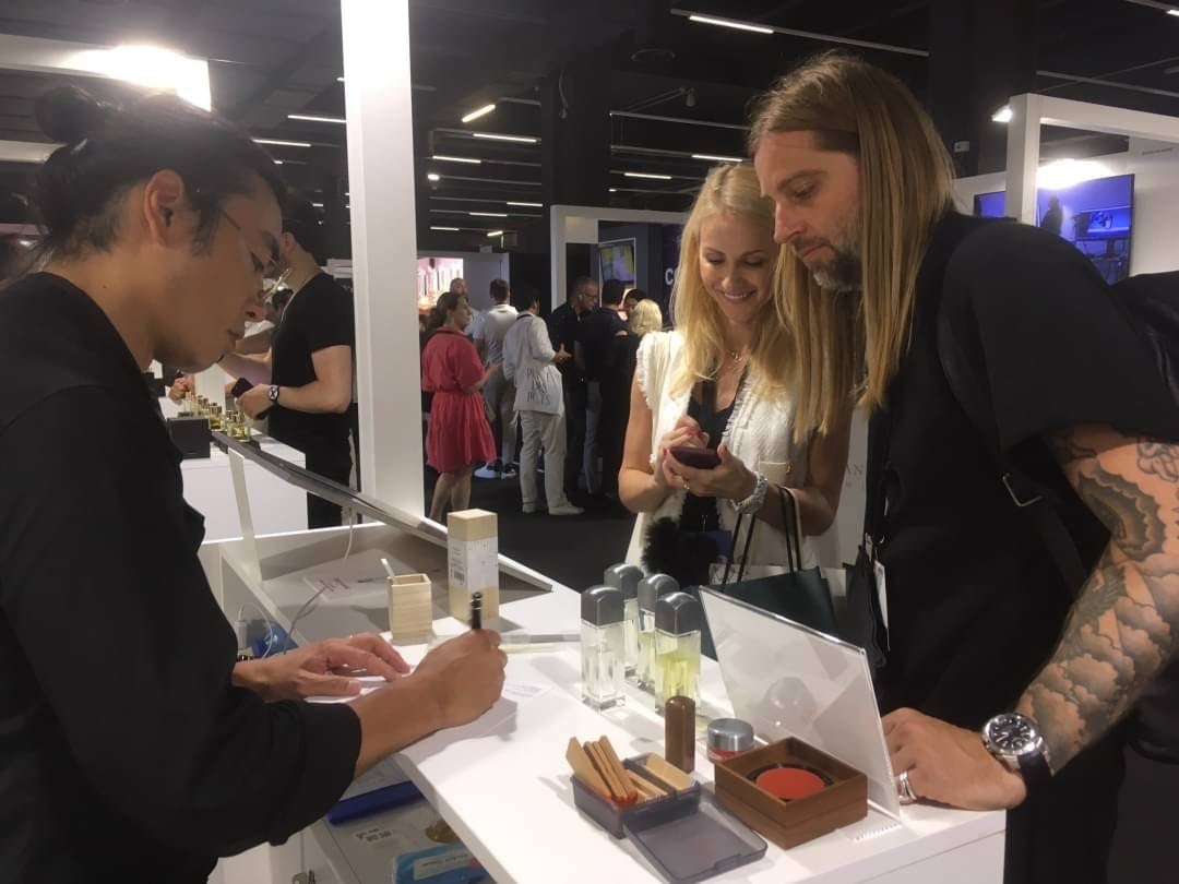 押印とフレグランスを楽しむ来場者。朱肉という文化的側面や香りの独創性が注目された。