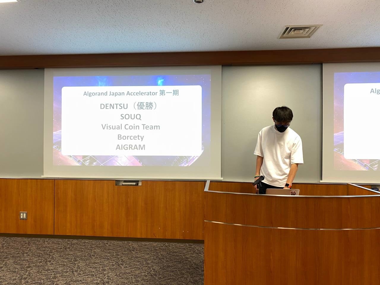 審査員によるビジネスピッチデーの7件の受賞プロジェクトの発表