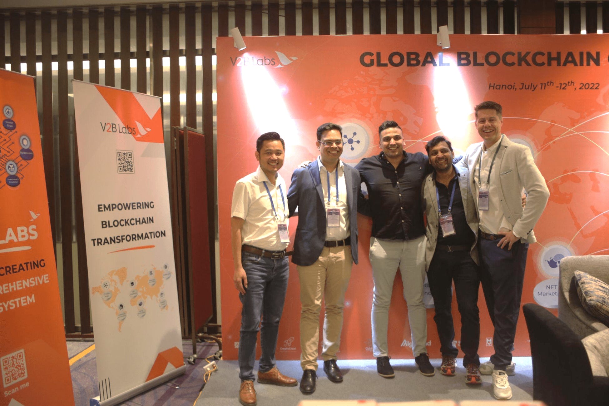 V2B Labs のブーツ、V2B LabsのCEOであるTony Tran氏(右)及び顧客