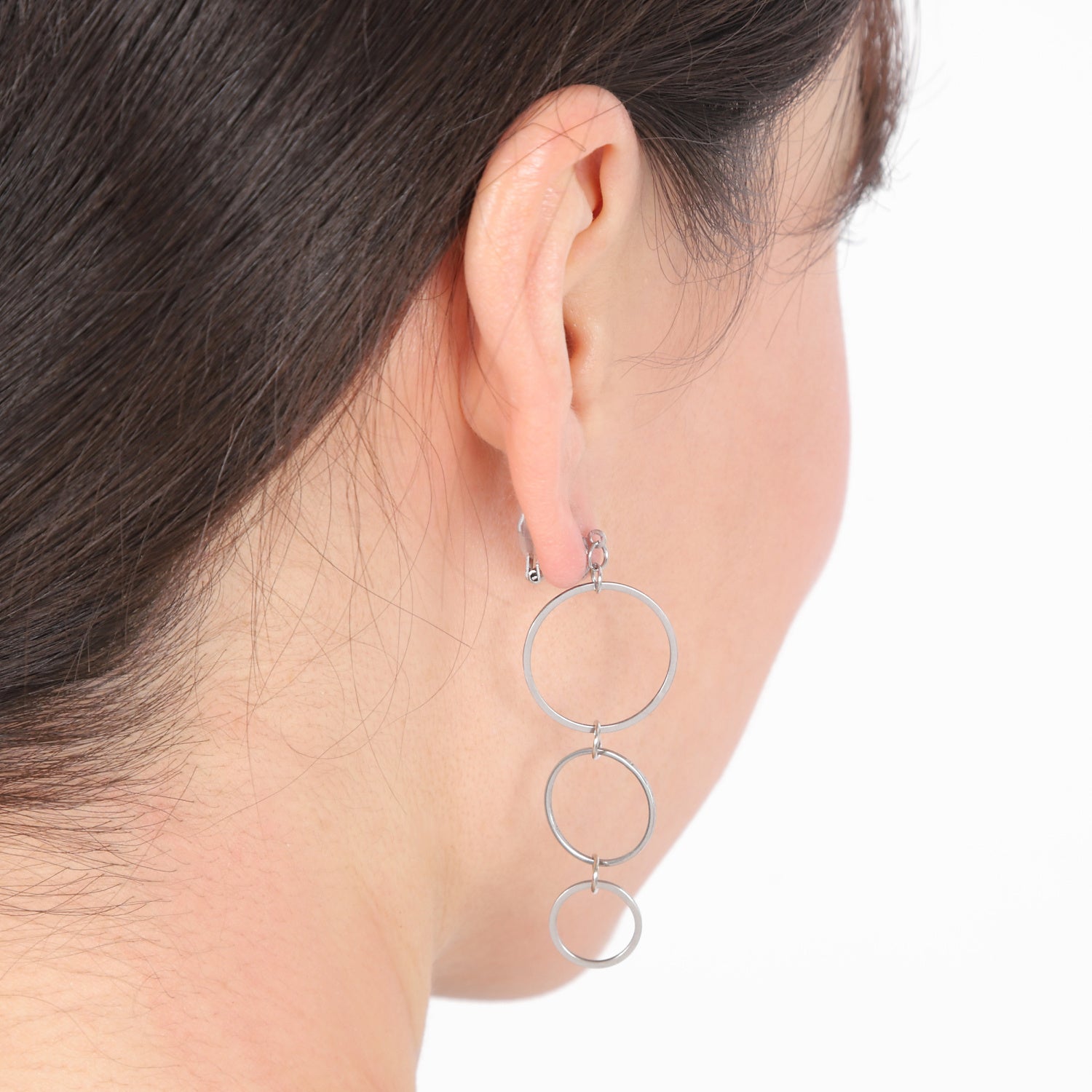 サークルイヤリングモデル着用画像バック