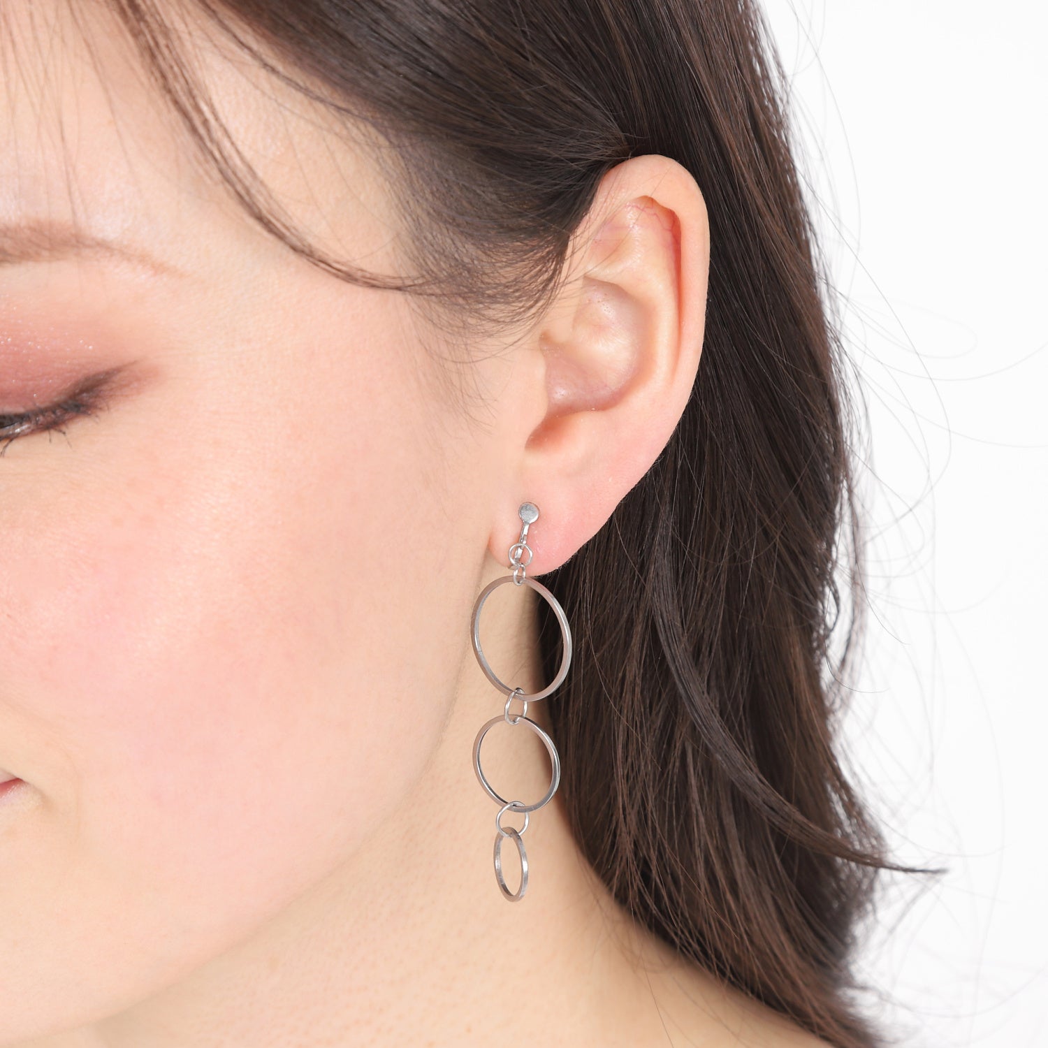 サークルイヤリングモデル着用画像