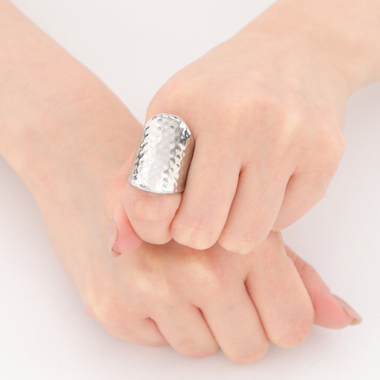 お肌に優しいサージカルステンレス製オーバルリングアップ