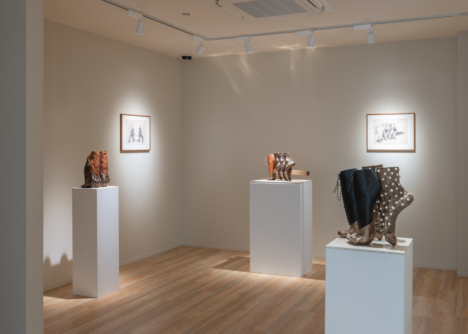 串野真也「忘却の旅人 - 人間讃花」展　©oka haruka