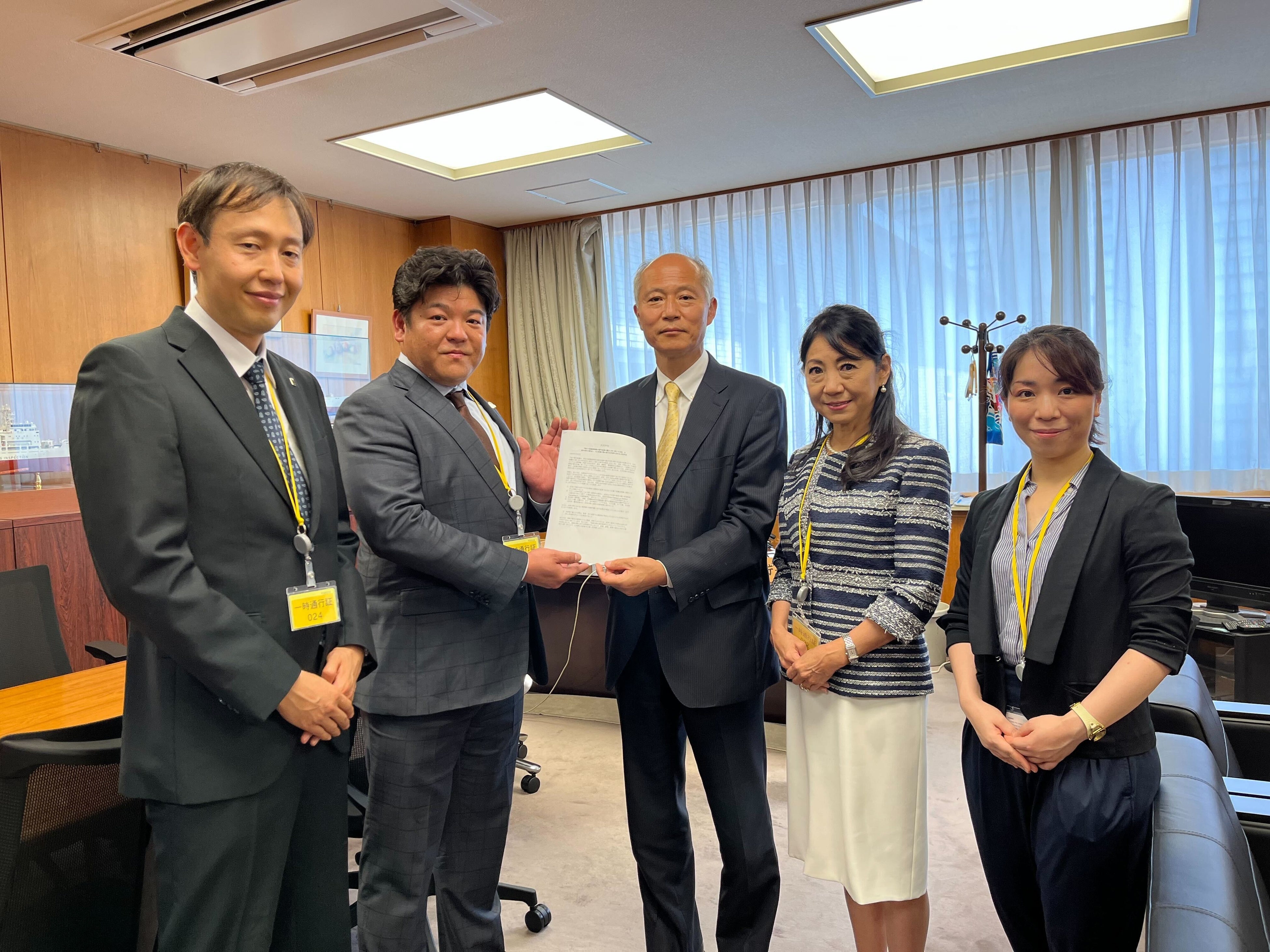 IUU漁業対策フォーラムメンバーと神谷崇水産庁長官（写真中央）