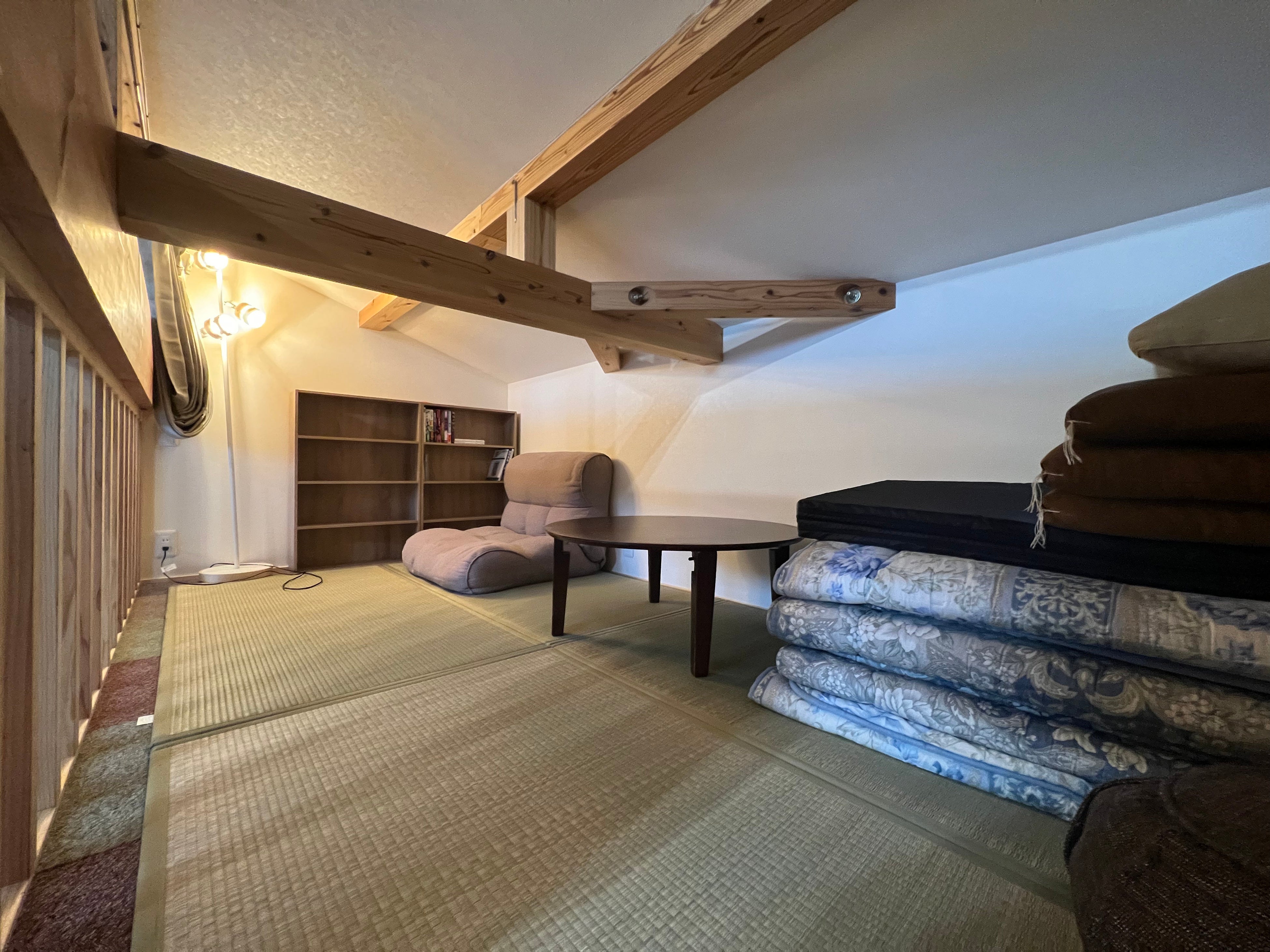 2階にある宿泊場「音無屋根裏部屋」の様子